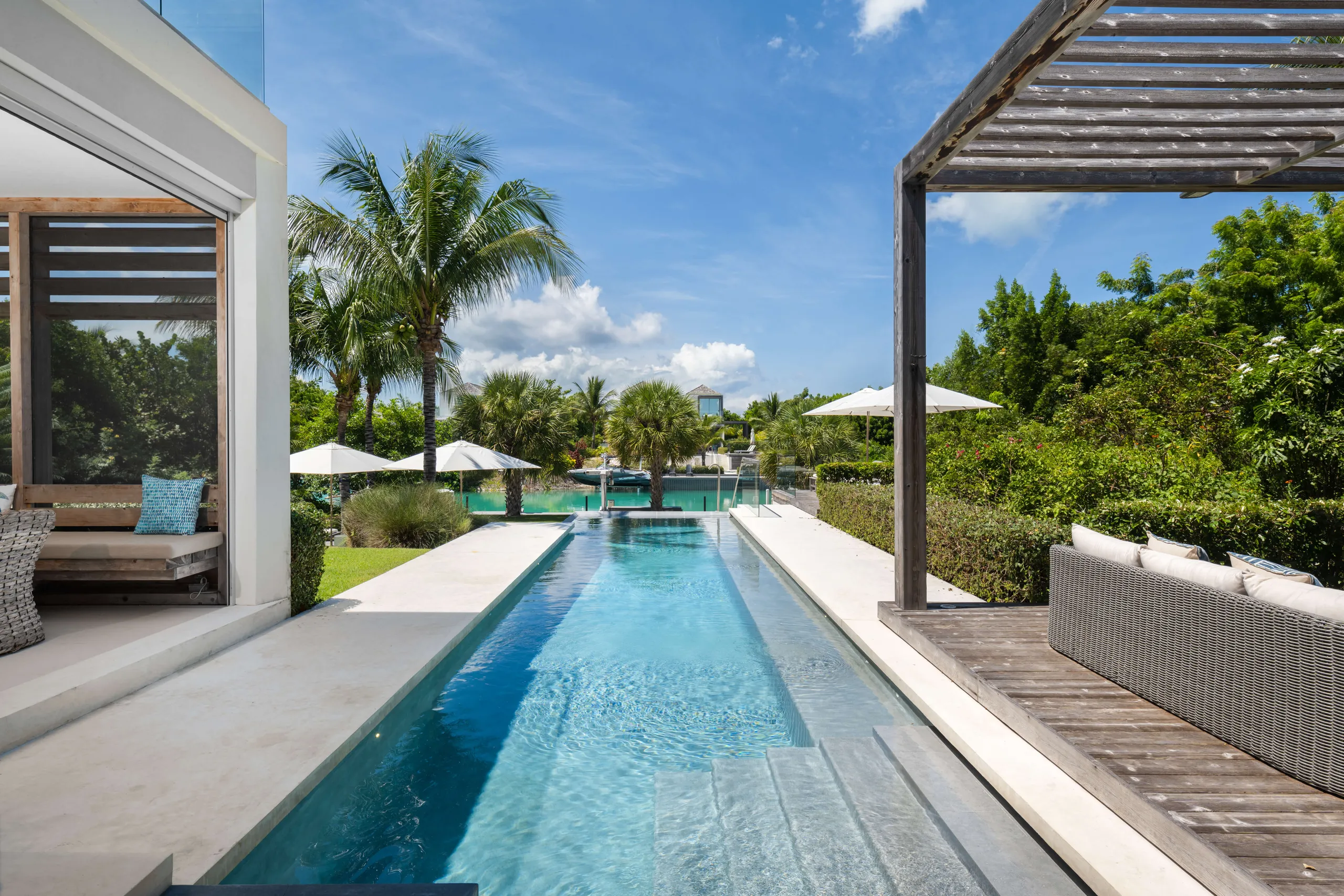 Prestigious Blue Cay Estate with Private Infinity Pool, Canal Views and Beach Access — photograph 3