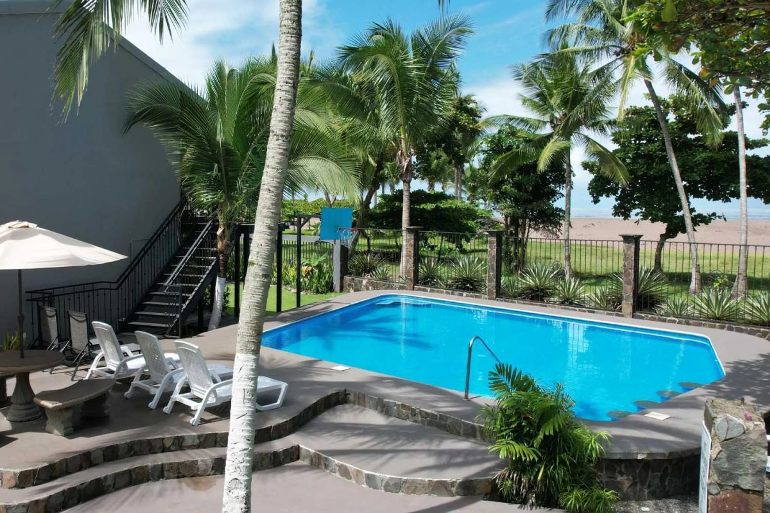 Exquisite 15-Bedroom Beachfront Villa in Costa Rica with Private Pool and Ocean Views — photograph 2