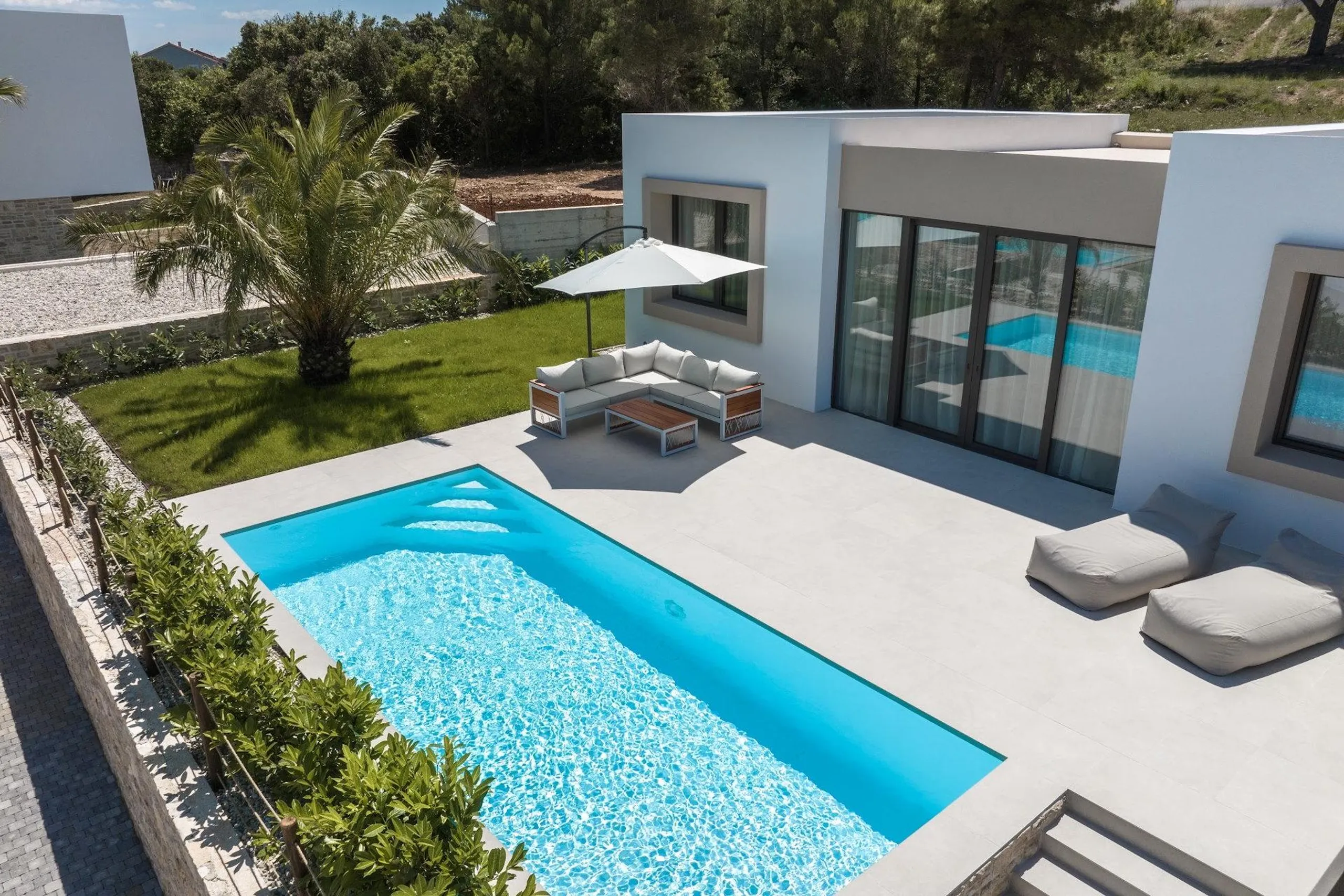 Plush Villa with Pool and Captivating Sea Views — photograph 2
