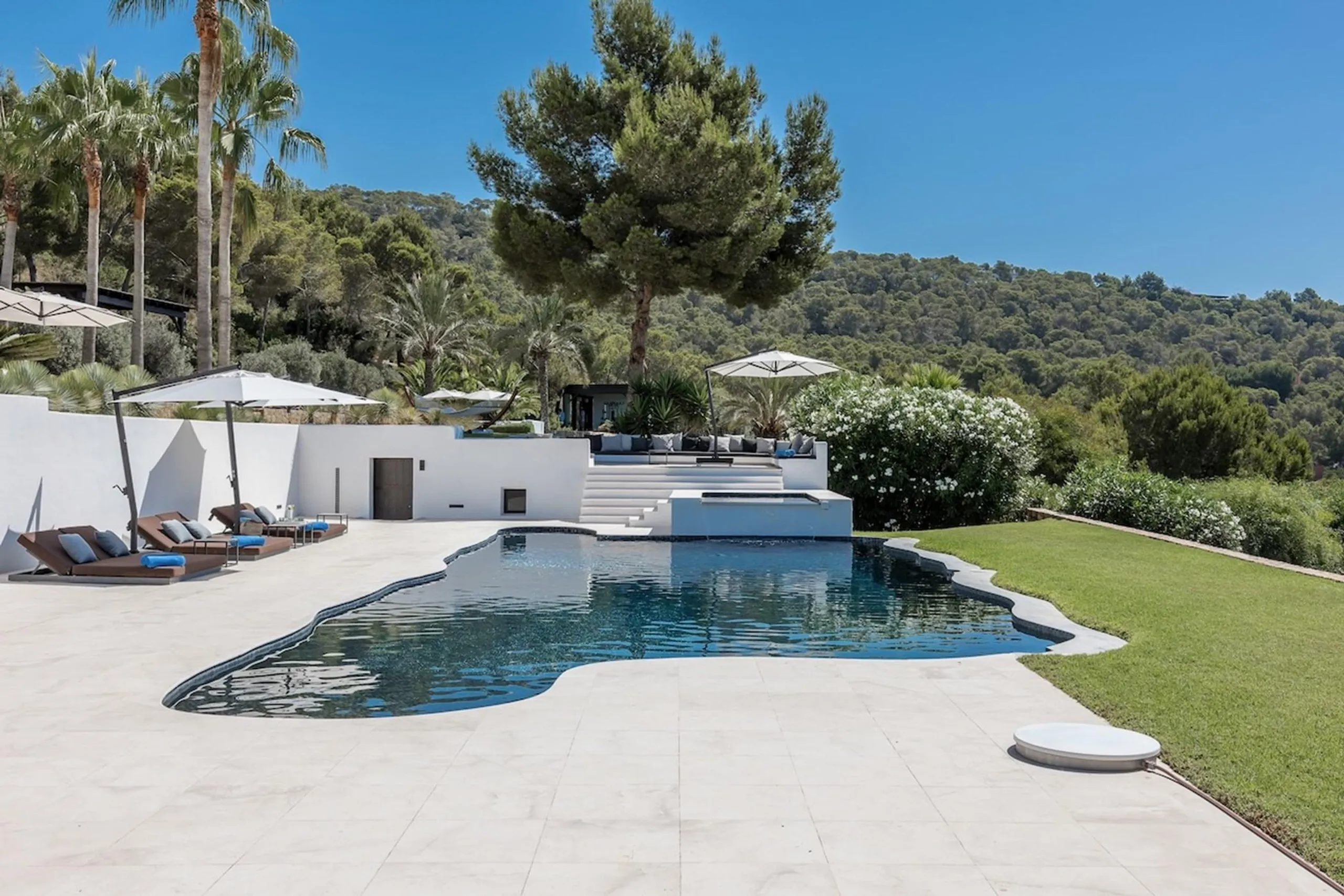 Deluxe Modern Villa with Pool and Sweeping Sea Views — photograph 2