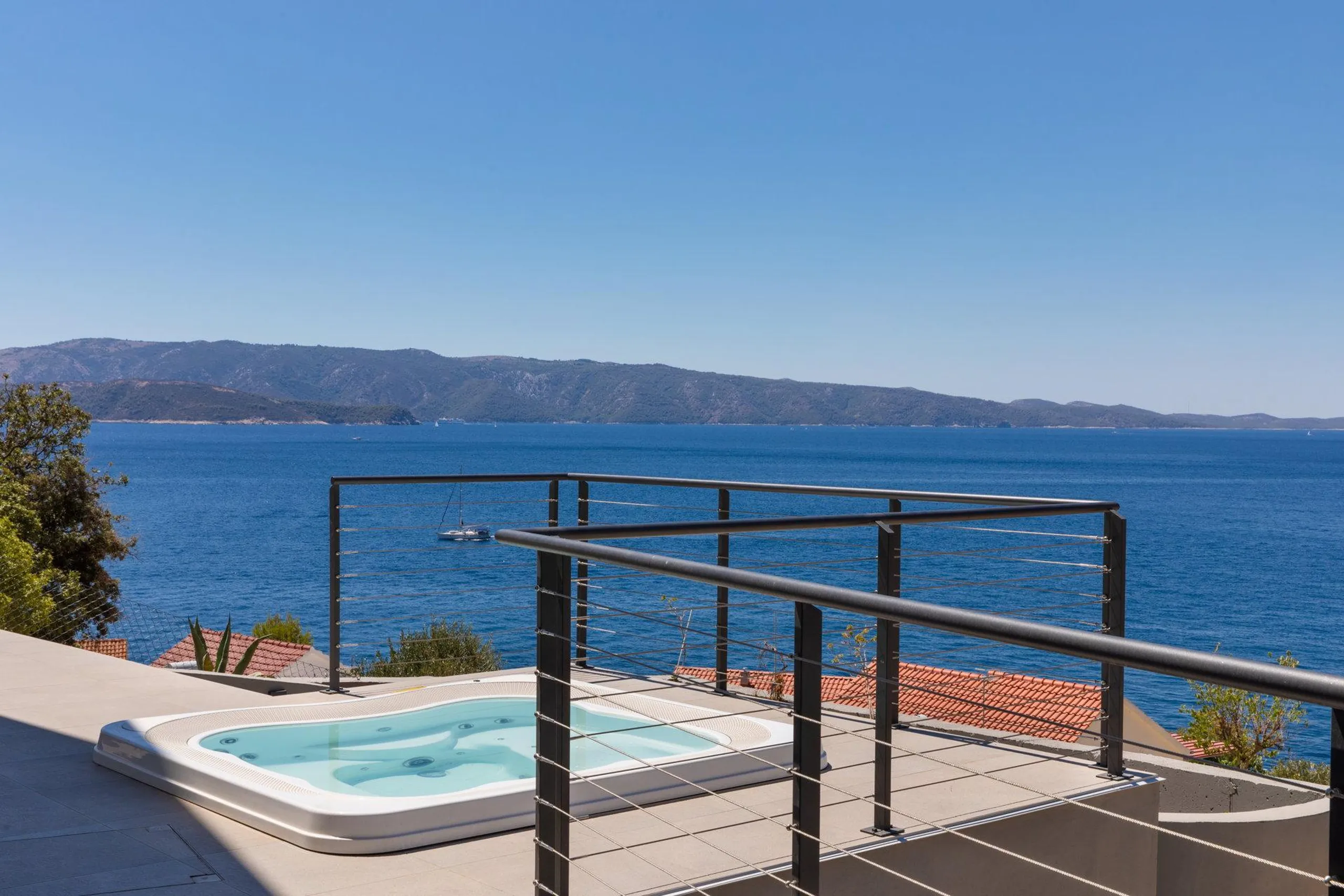 Chic Villa with Private Pool, Jacuzzi on Brac Island — photograph 11