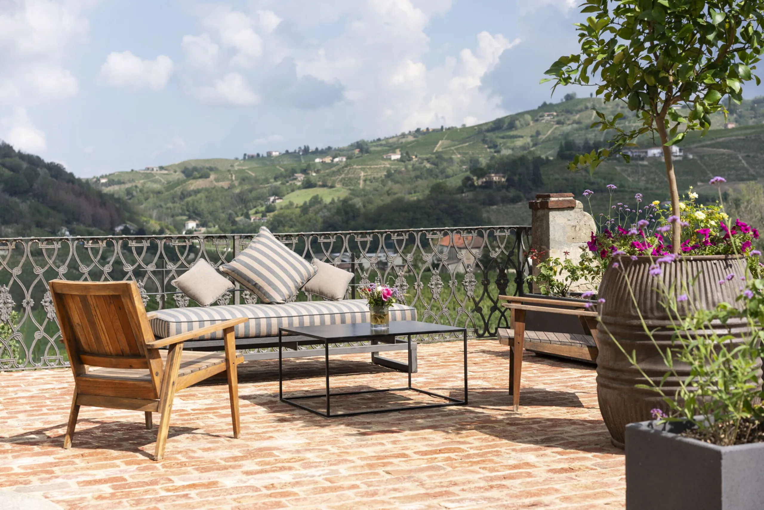 Tuscan-Style Villa with Infinity-Edge Pool & Garden Oasis — photograph 3