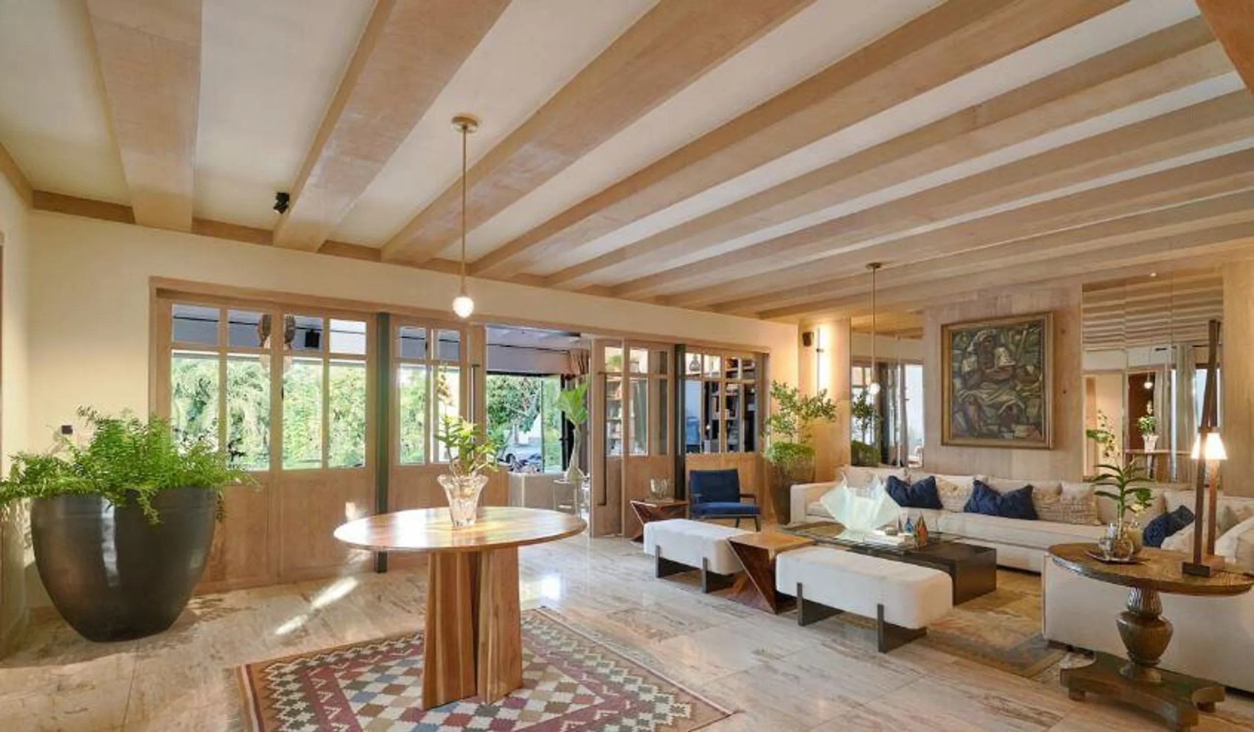 Sophisticated Villa with Private Heated Infinity Pool and Proximity to the Marina — photograph 6