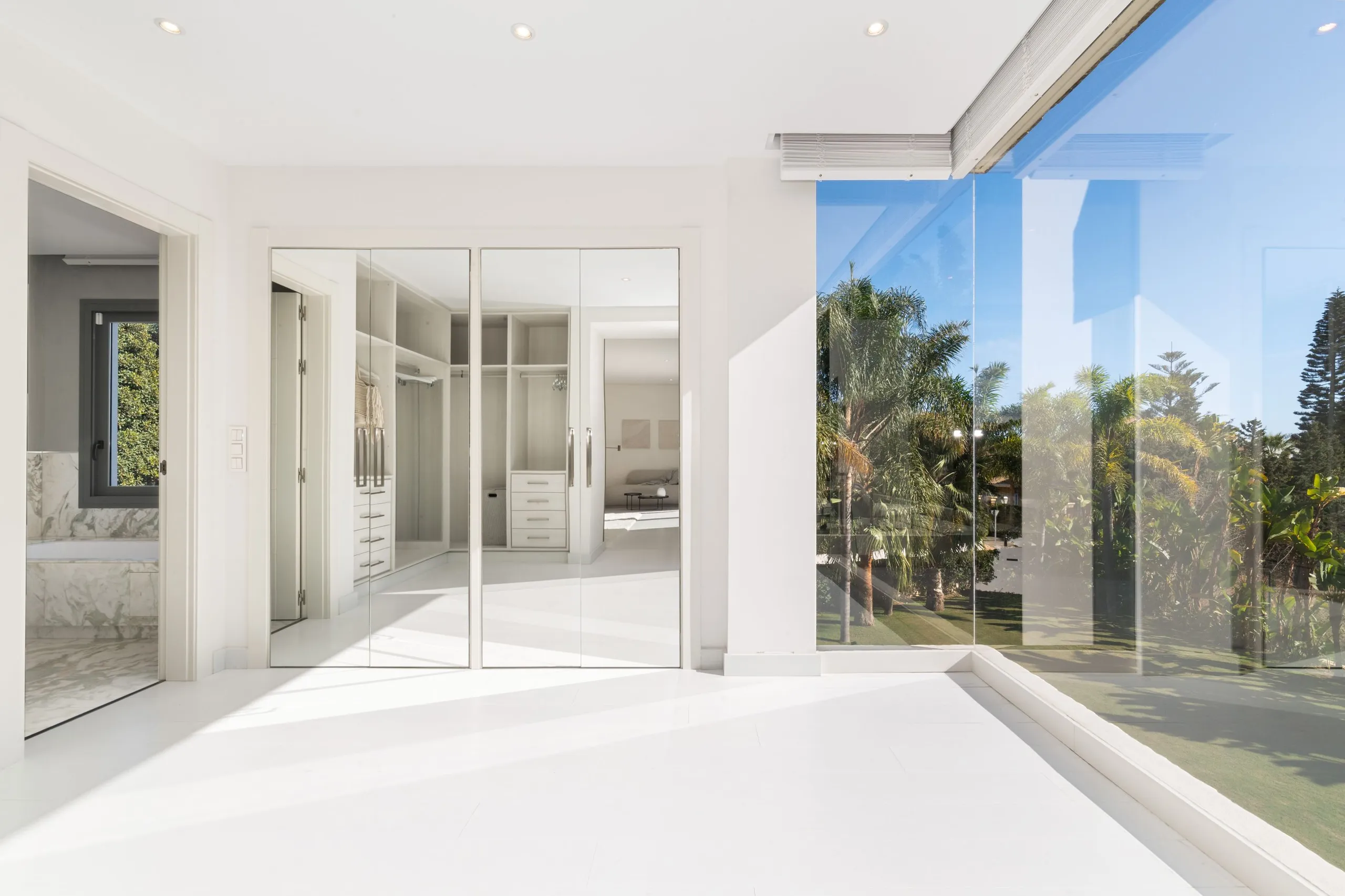 Stately Contemporary Villa with Heated Pool, Cinema and Gym — photograph 12