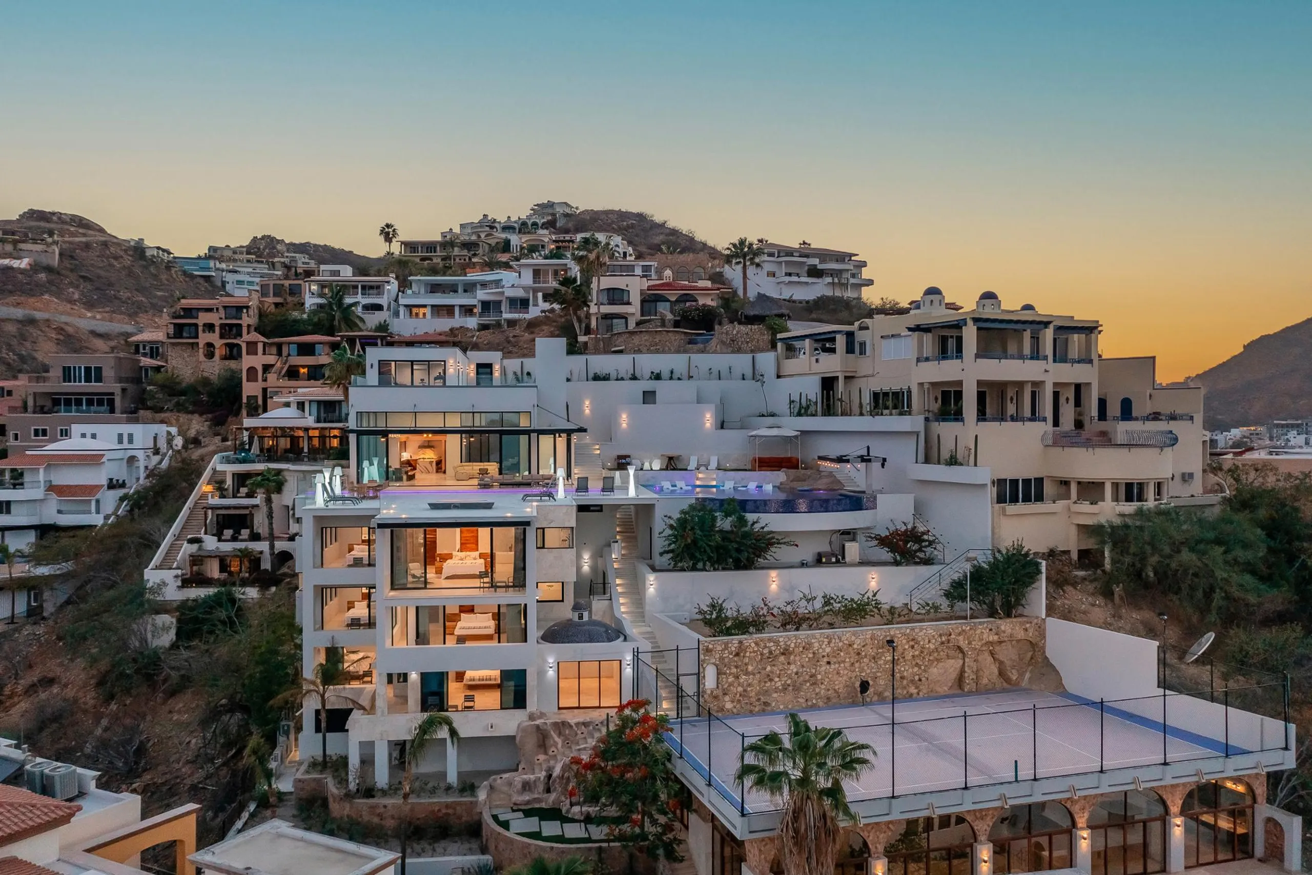 Stunning Modern Contemporary Mansion with Infinity Pool in El Pedregal — photograph 3