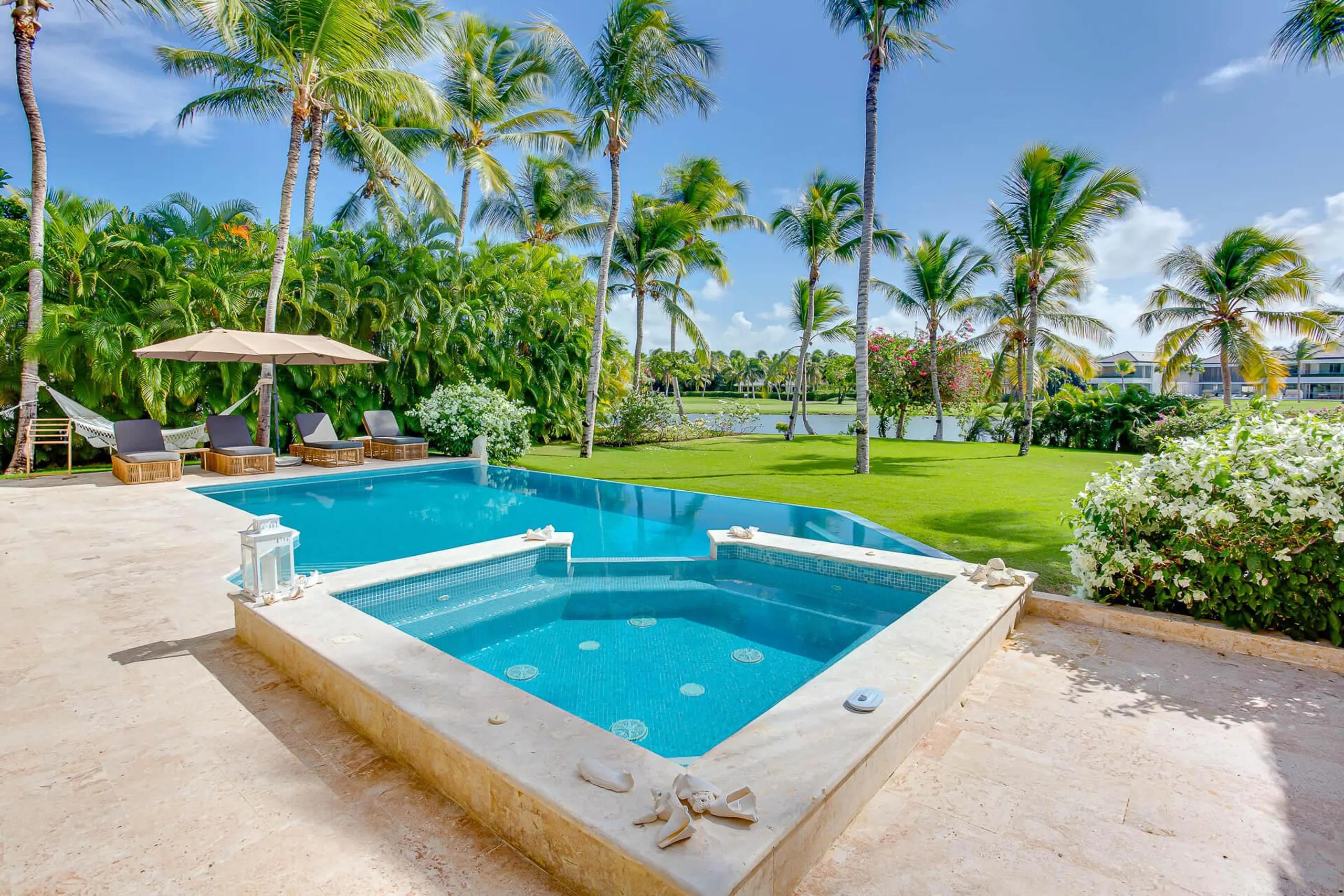 Immaculate White 5-Bedroom Villa in Punta Cana with Private Pool — photograph 8