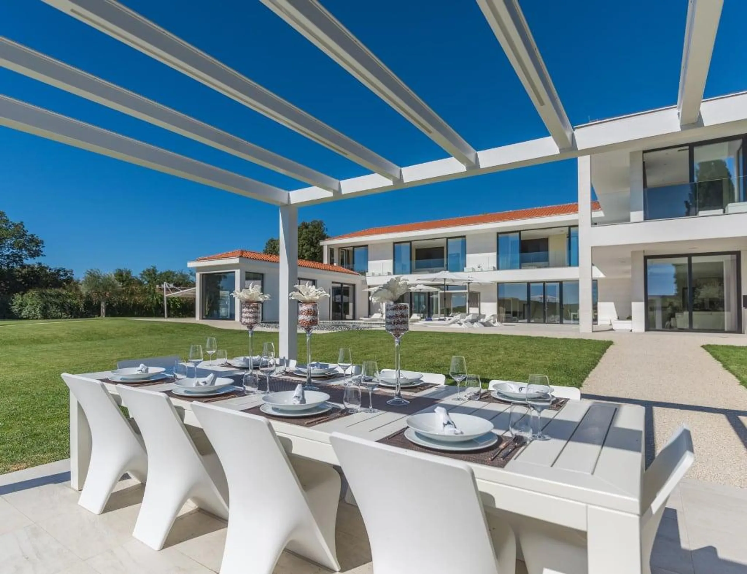Spectacular 5-Star Villa with Private Infinity Pool, Spa, and Helicopter Access — photograph 9