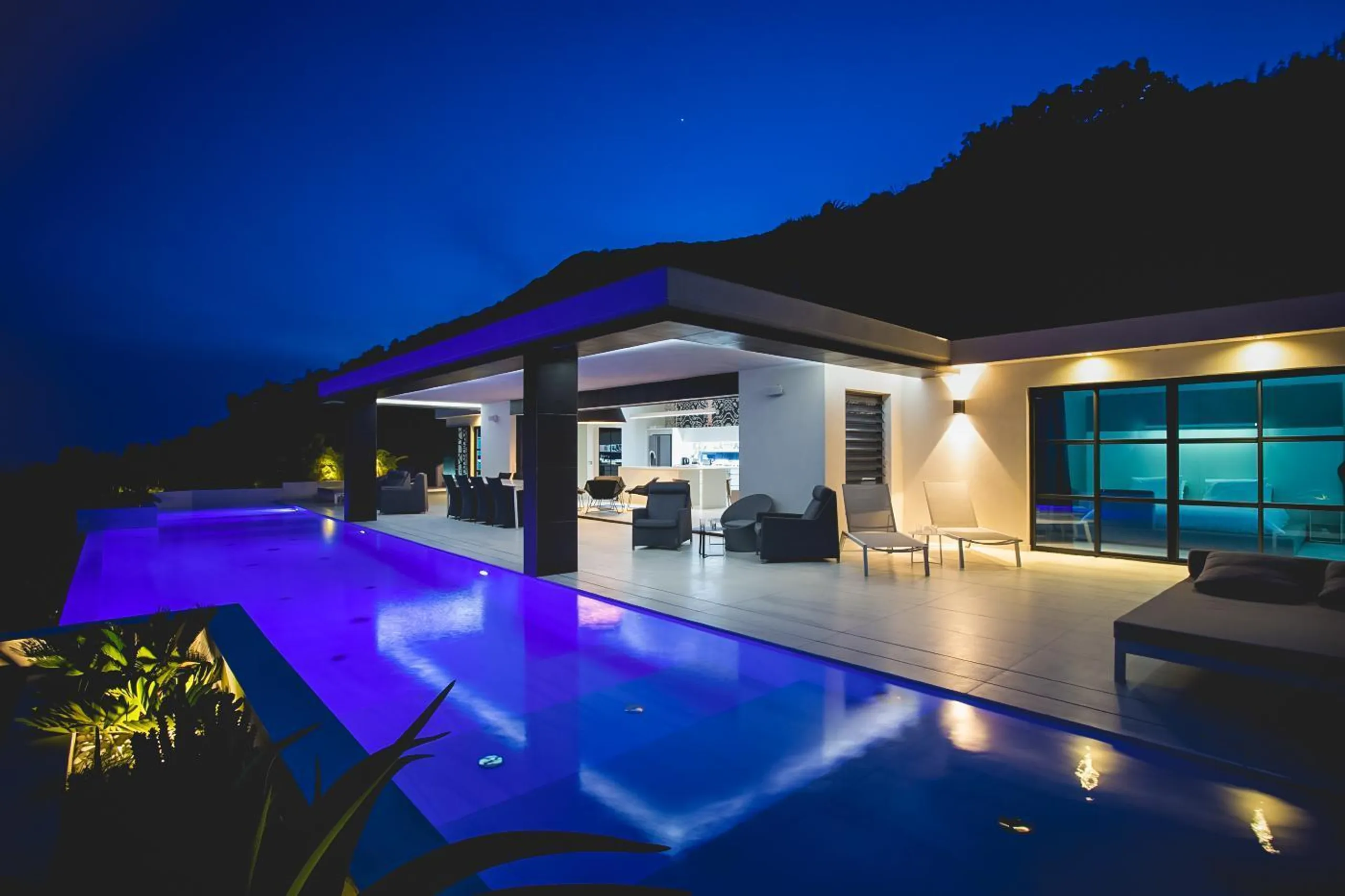 Gleaming Caribbean Villa with Private Pool and Ocean Views — photograph 2