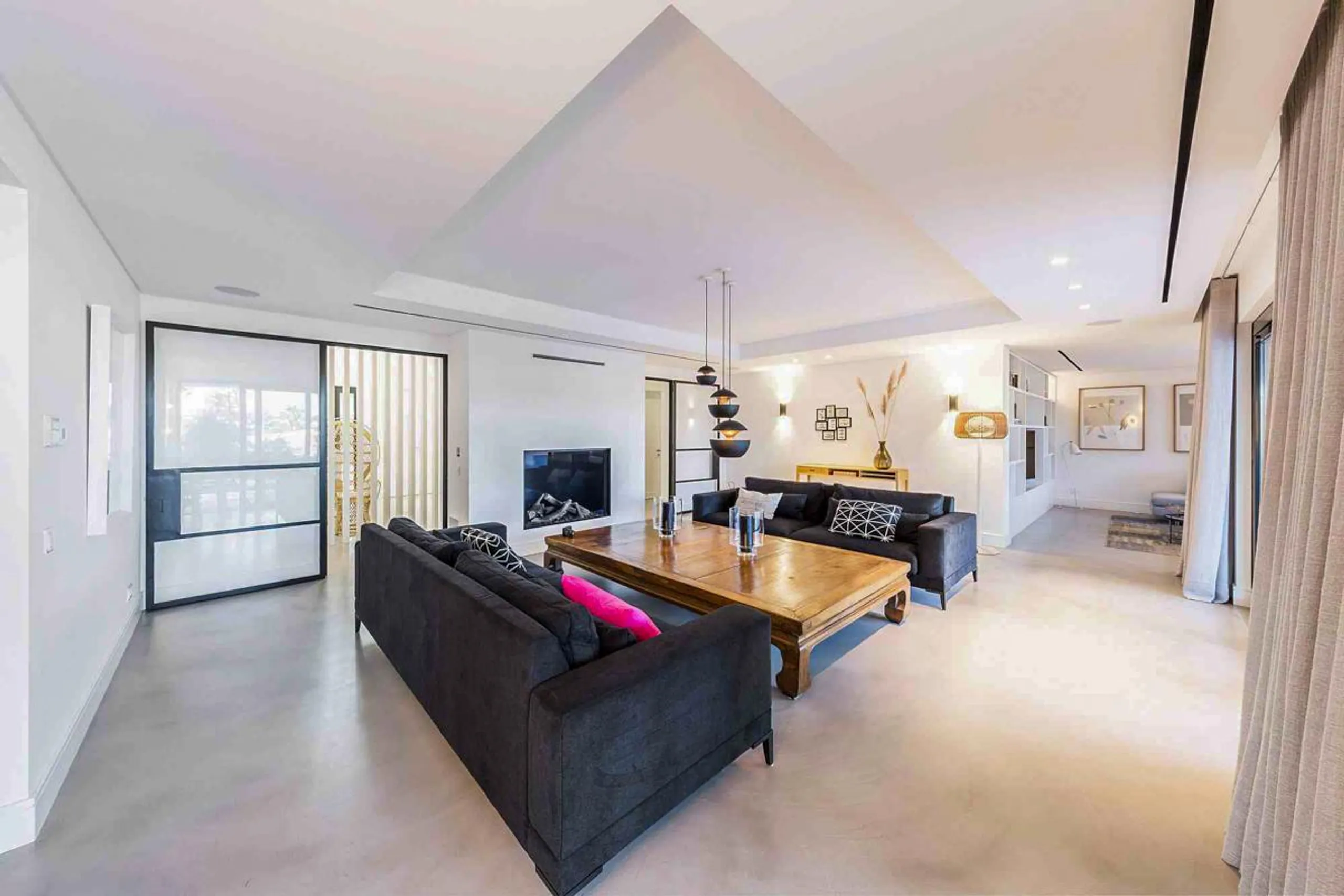 Glorious Modern Villa with Private Pool and Outdoor Terraces — photograph 5