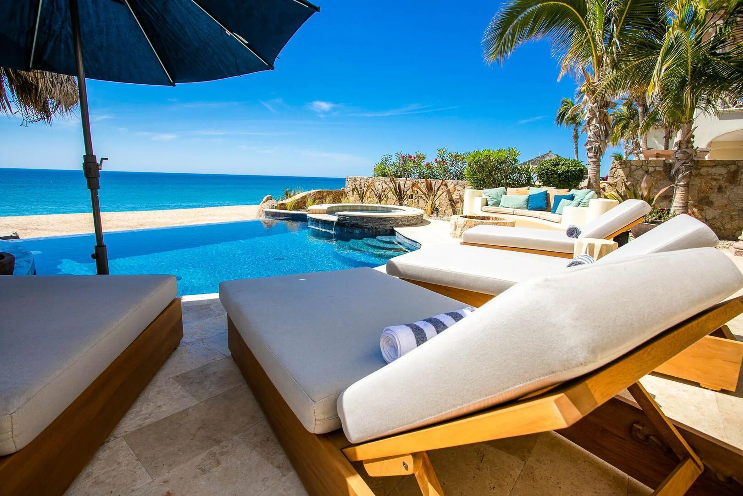 El Encanto Luxury Beachfront Villa  with infinity pool and Ocean Views — photograph 11