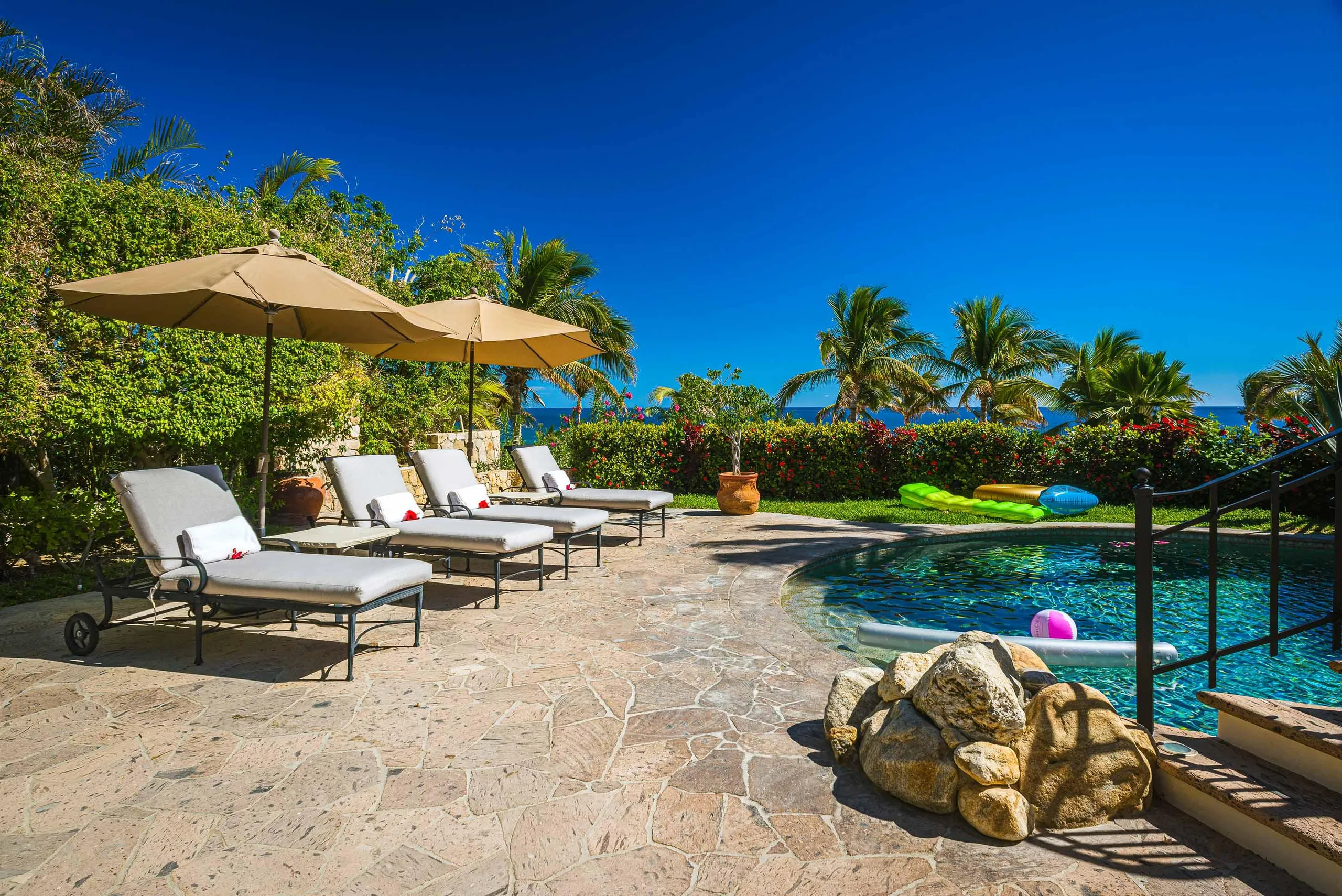 Ultra Luxury Caleta Tuscan Style Estate with Pool and Ocean Views — photograph 3