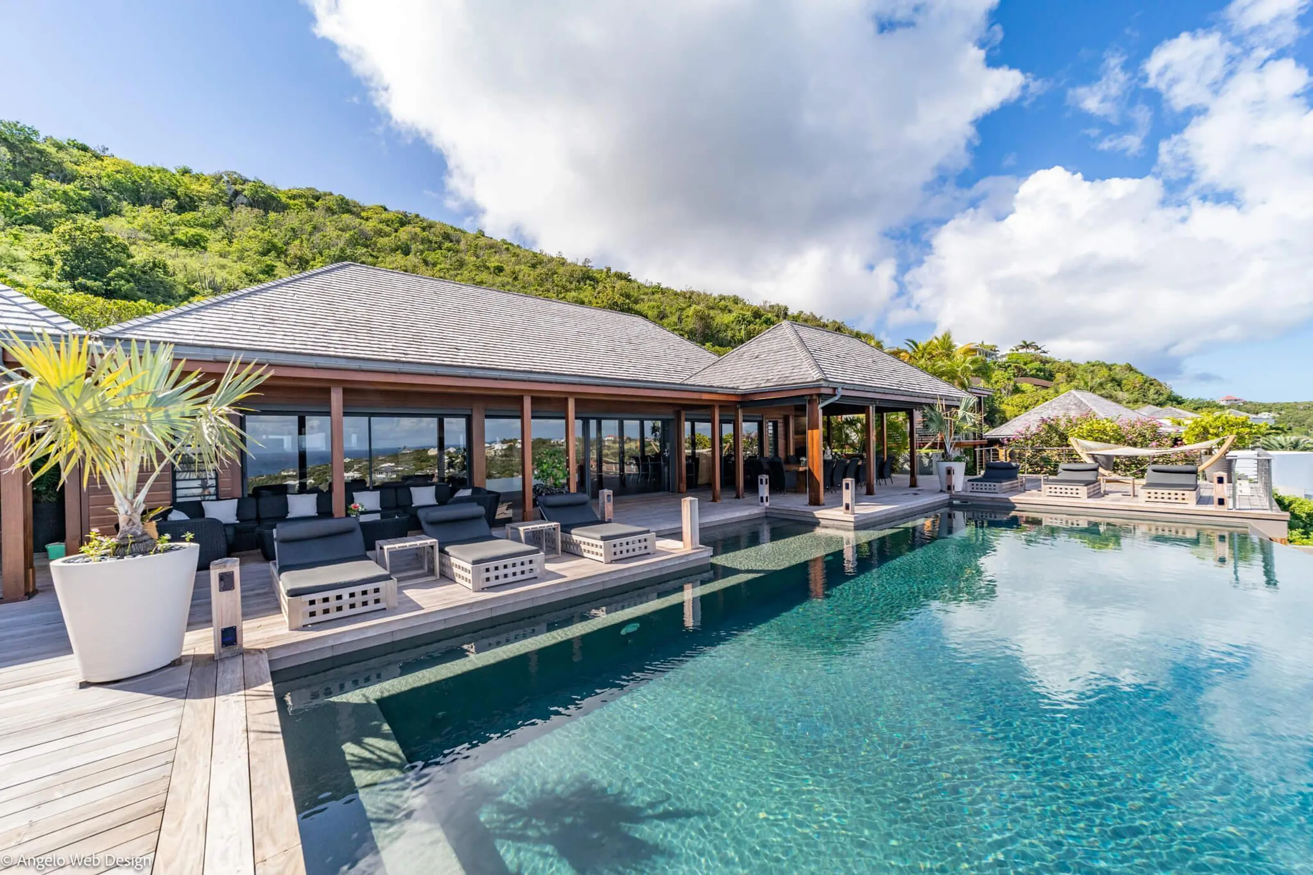Elegant Hillside Villa with Infinity Pool and Panoramic Views — photograph 8