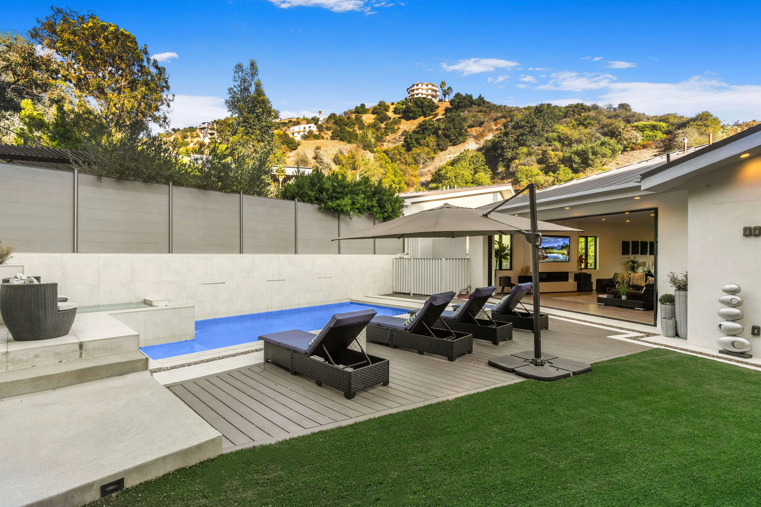 Sophisticated Laurel Canyon Villa with Pool and Backyard Lounge — photograph 11