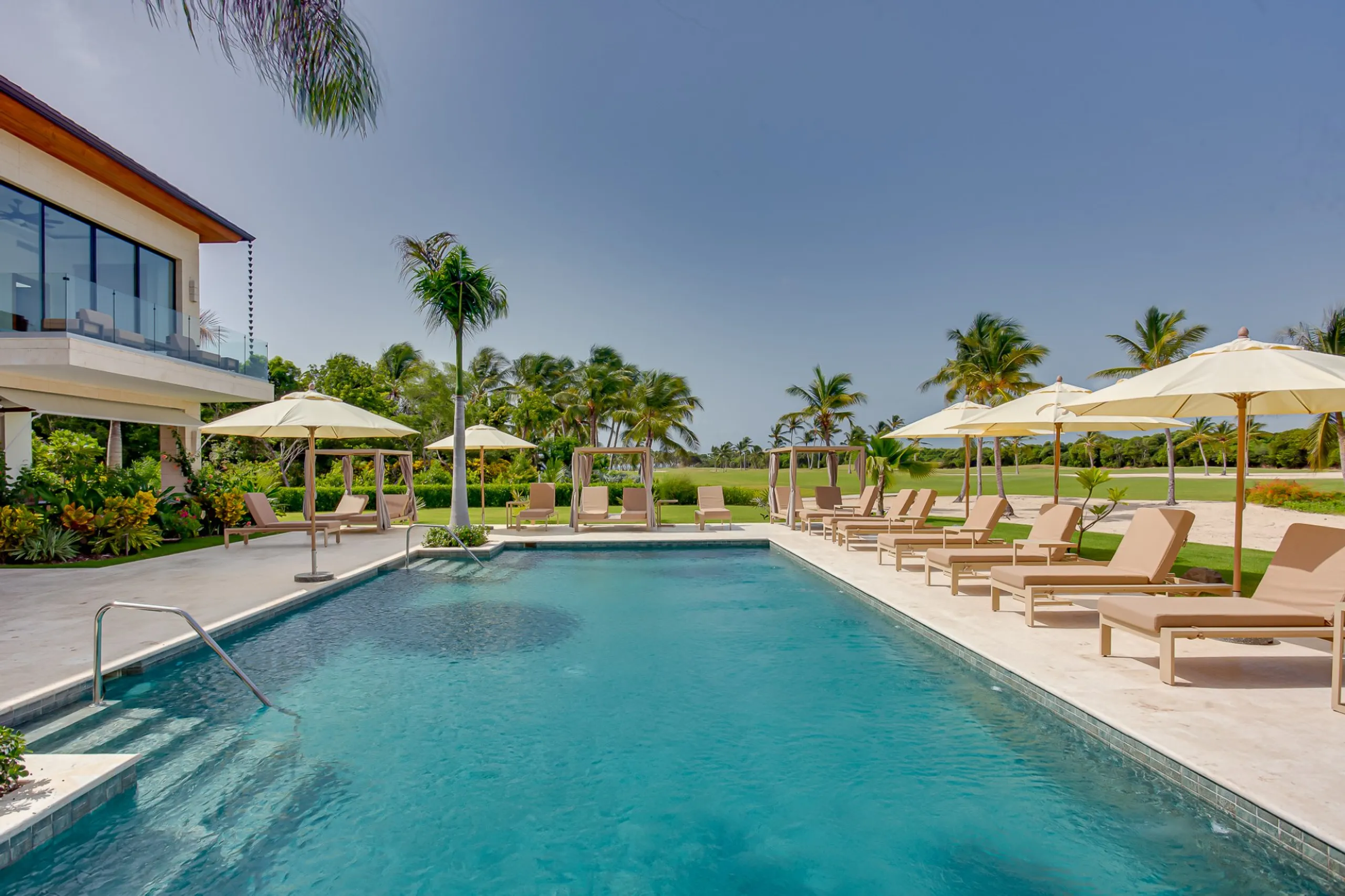 Tropical 7 Bedroom Luxury Villa with Private Pool, and Golf Course Access — photograph 7