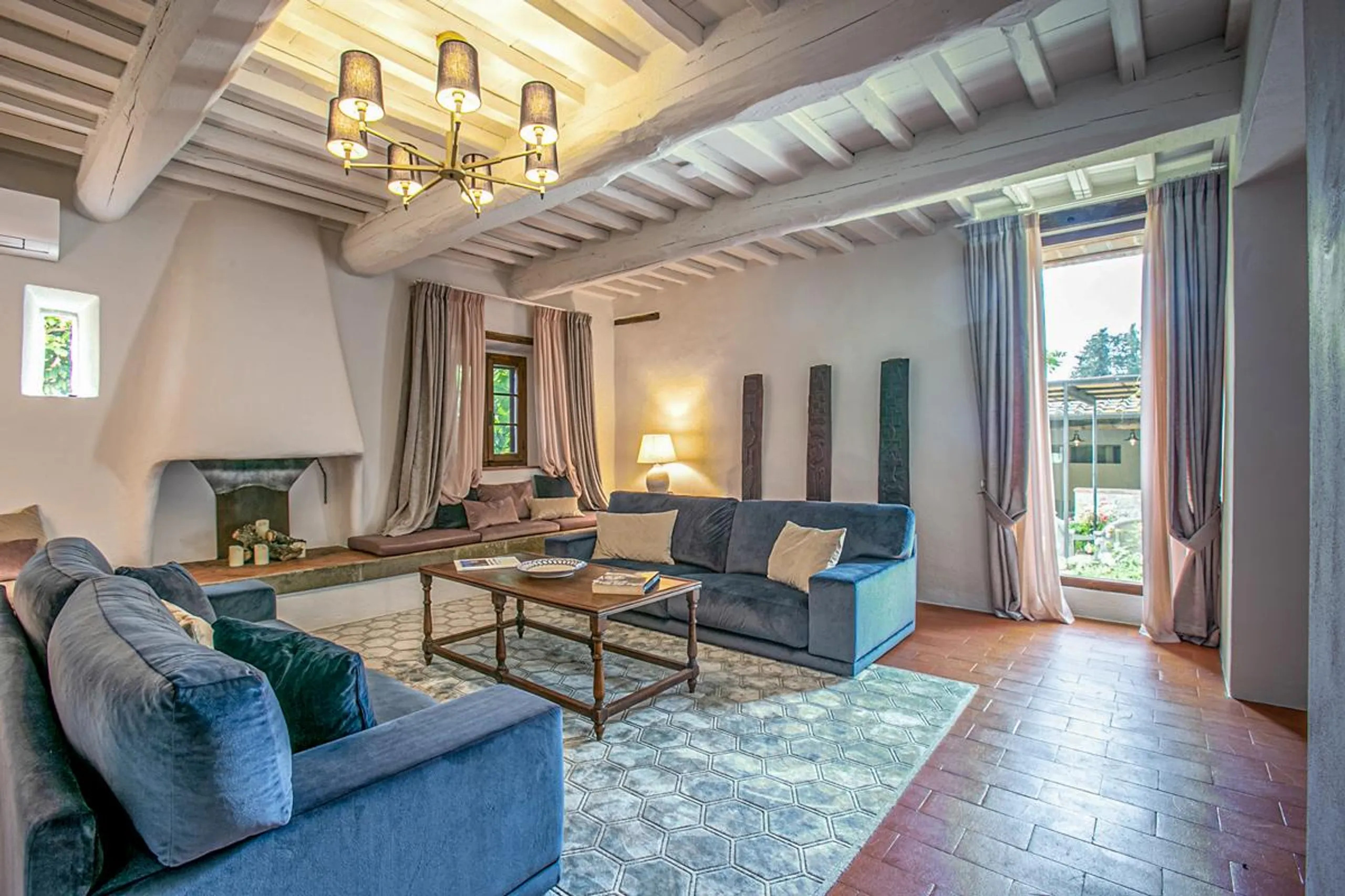 Stunning Tuscan Villa with Pool & Spa on Historic 800-Acre Chianti Estate — photograph 6