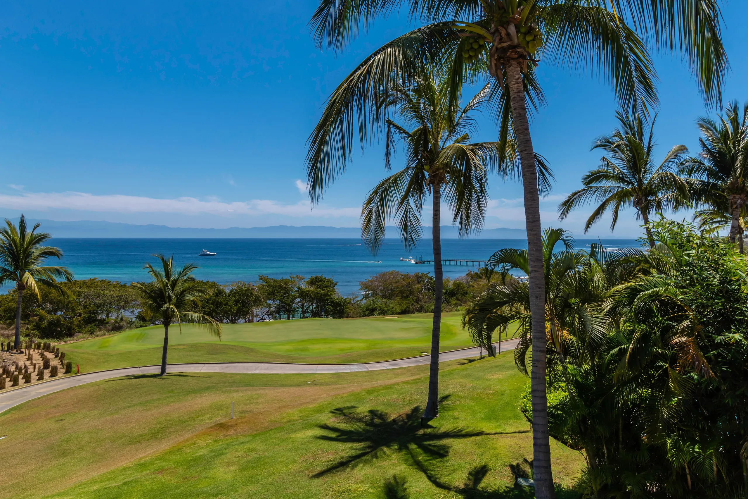 El Encanto Spanish Oasis with Infinity Pool and Ocean Views — photograph 10