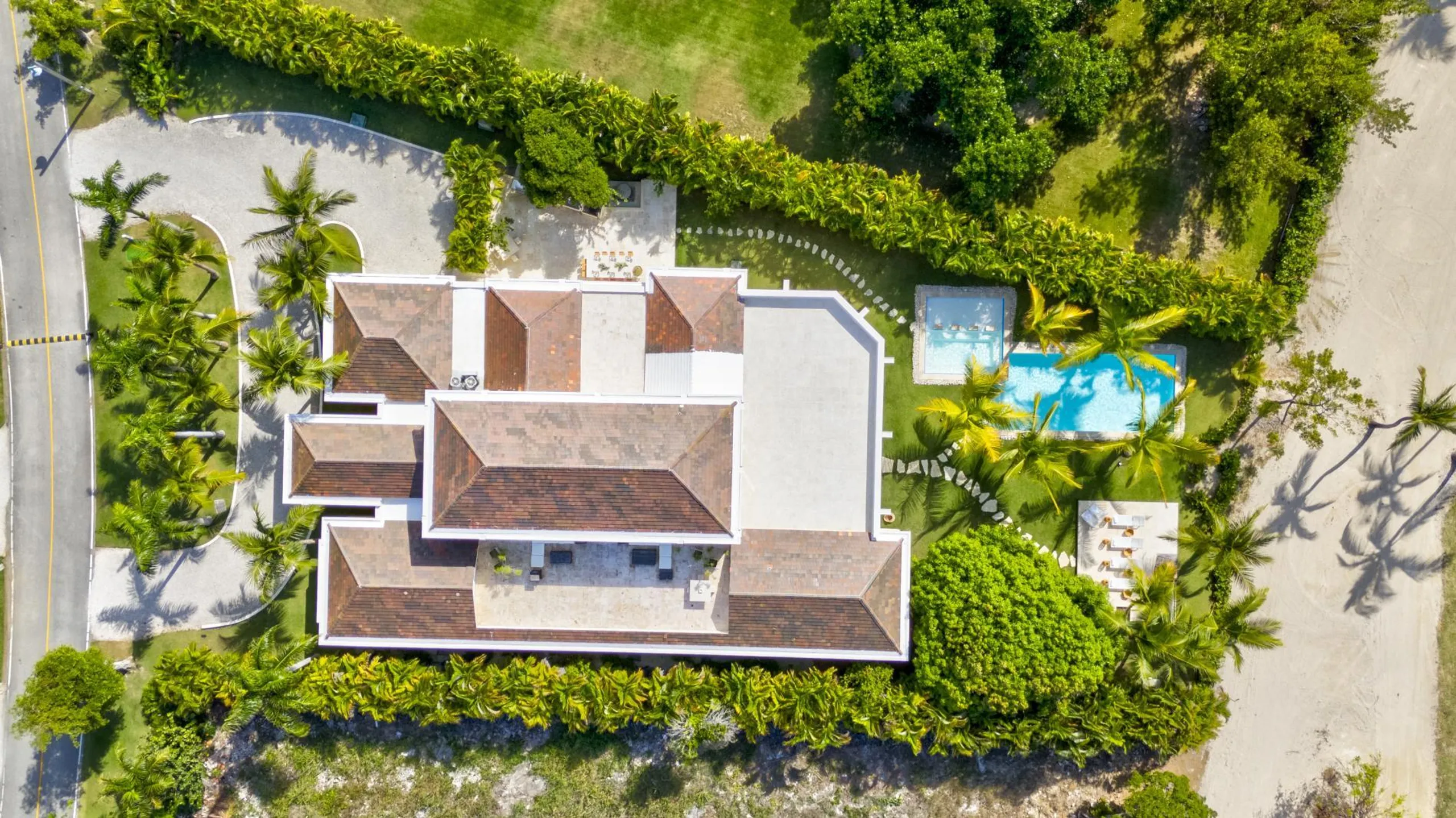 Sophisticated Colonial Villa with Stunning Golf Course Views and Modern Comforts — photograph 5