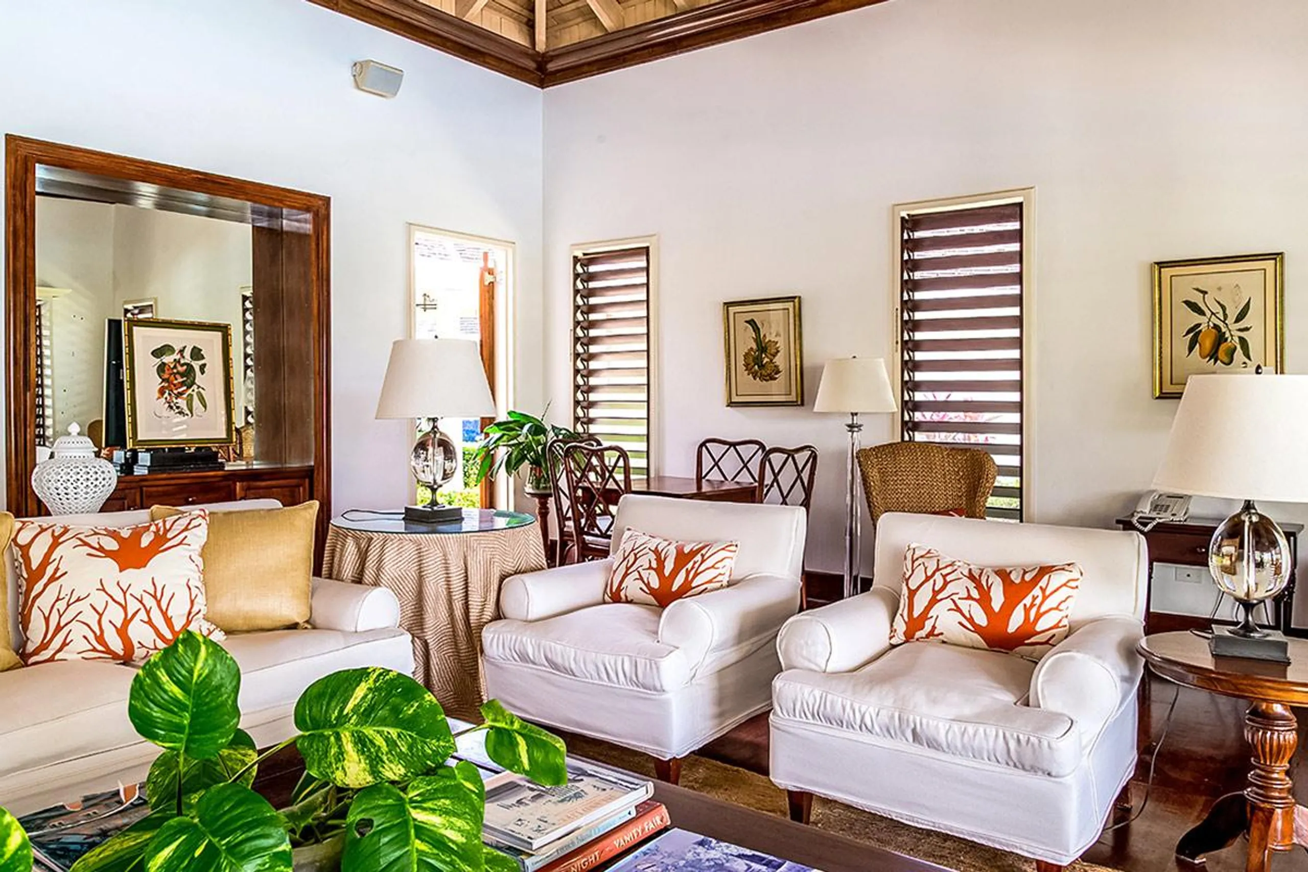 Charming Tropical Retreat in Sandy Bay with Private Pool and Lush Garden Grounds — photograph 6