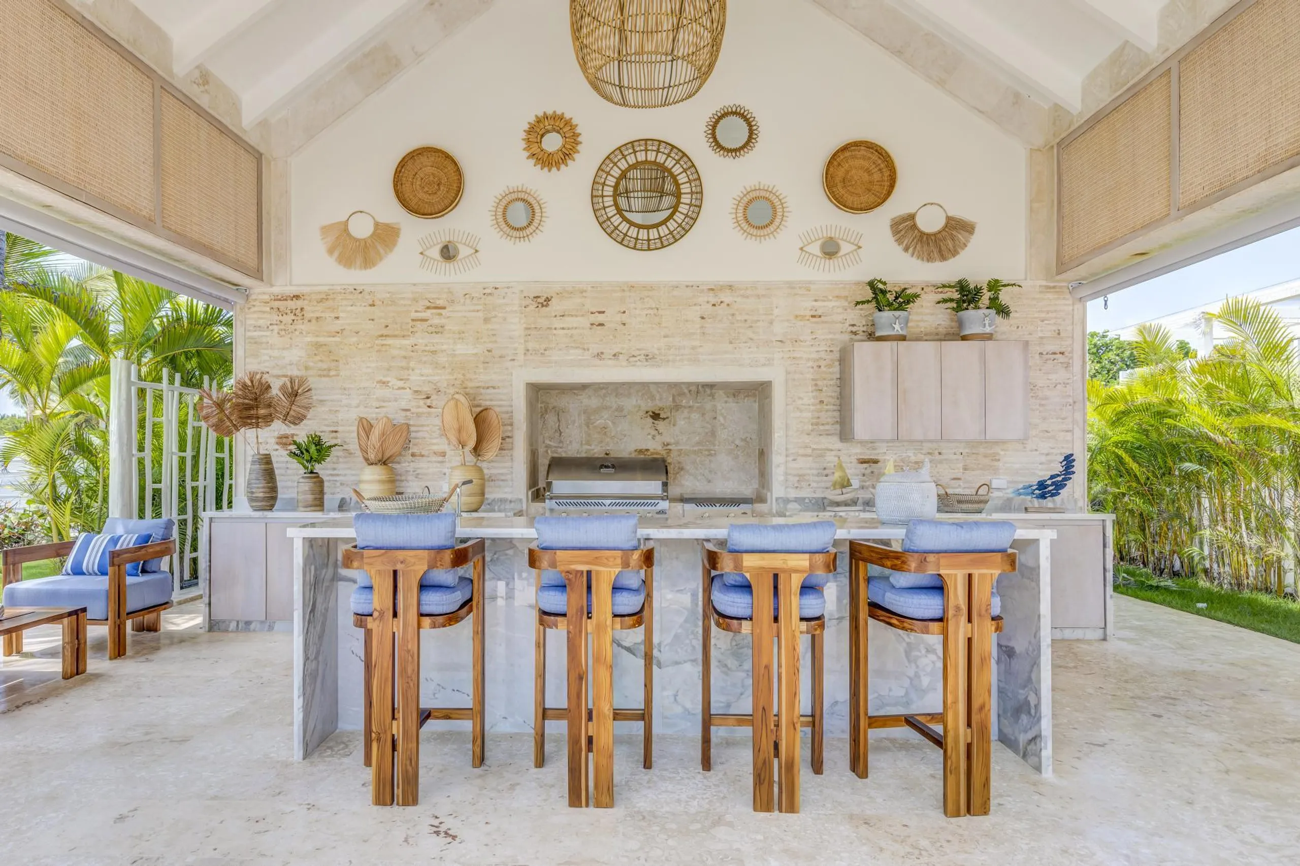 Sophisticated Oasis with Private Pool and Spacious Living Areas — photograph 7