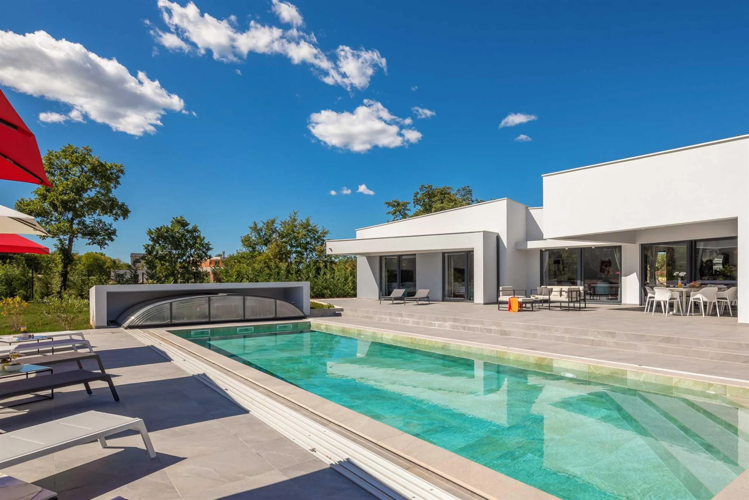 Exceptional Villa Hideaway with Pool and Lush Surroundings — photograph 10