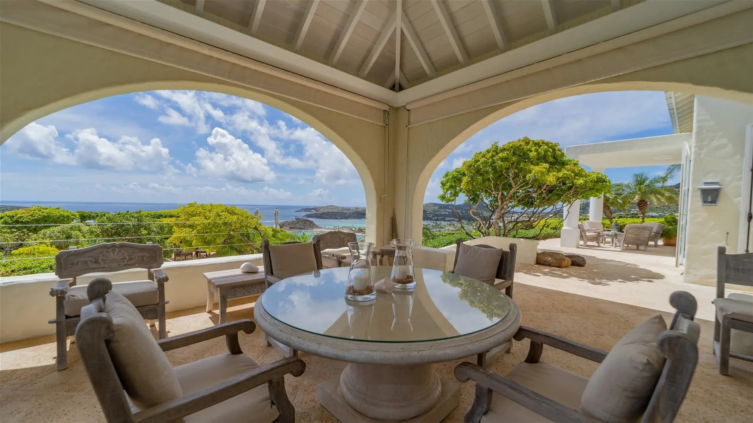Bright Villa With View Of Sparkling Ocean — photograph 7
