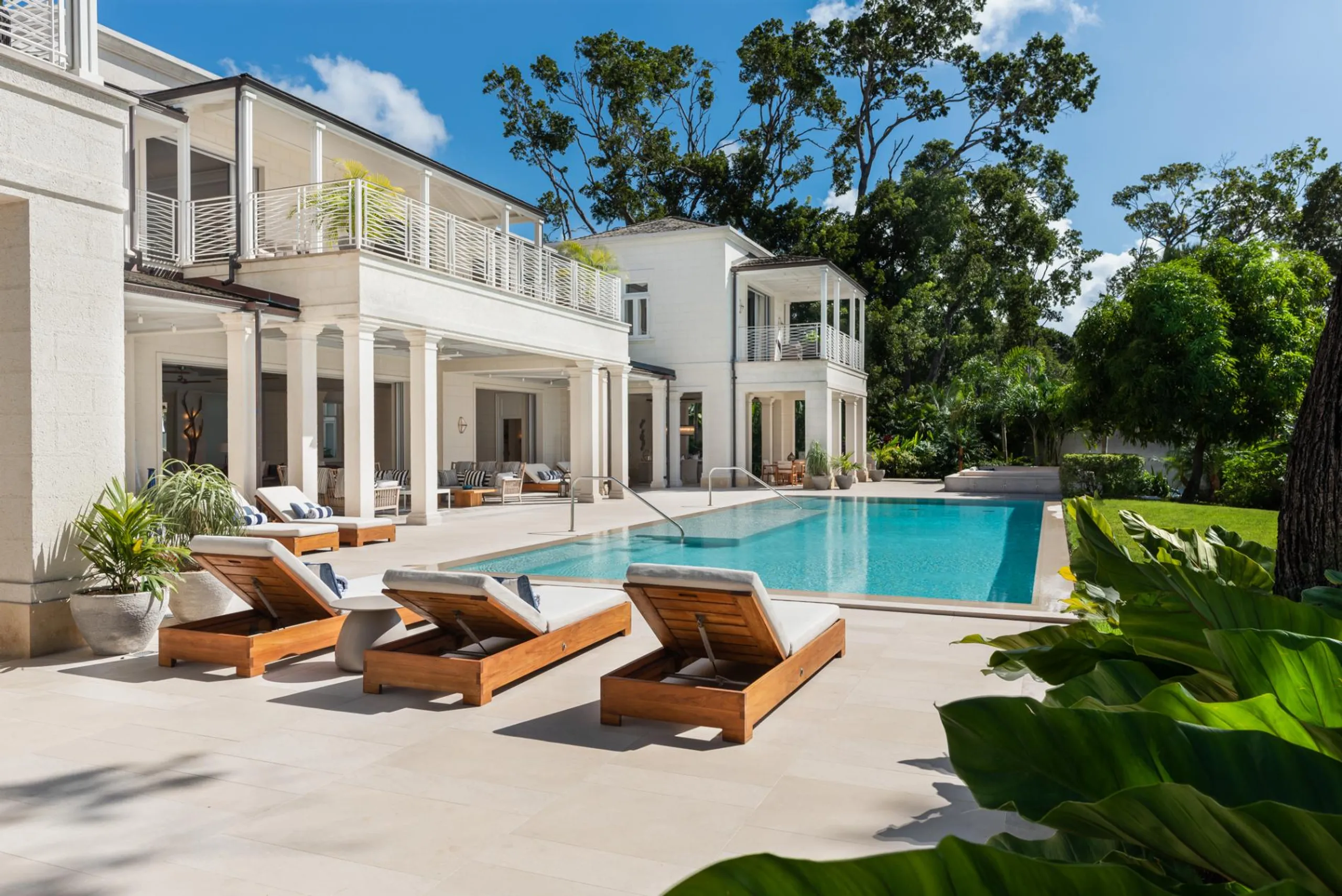 Sophisticated Contemporary Villa with Private Pool and Beach Views — photograph 2