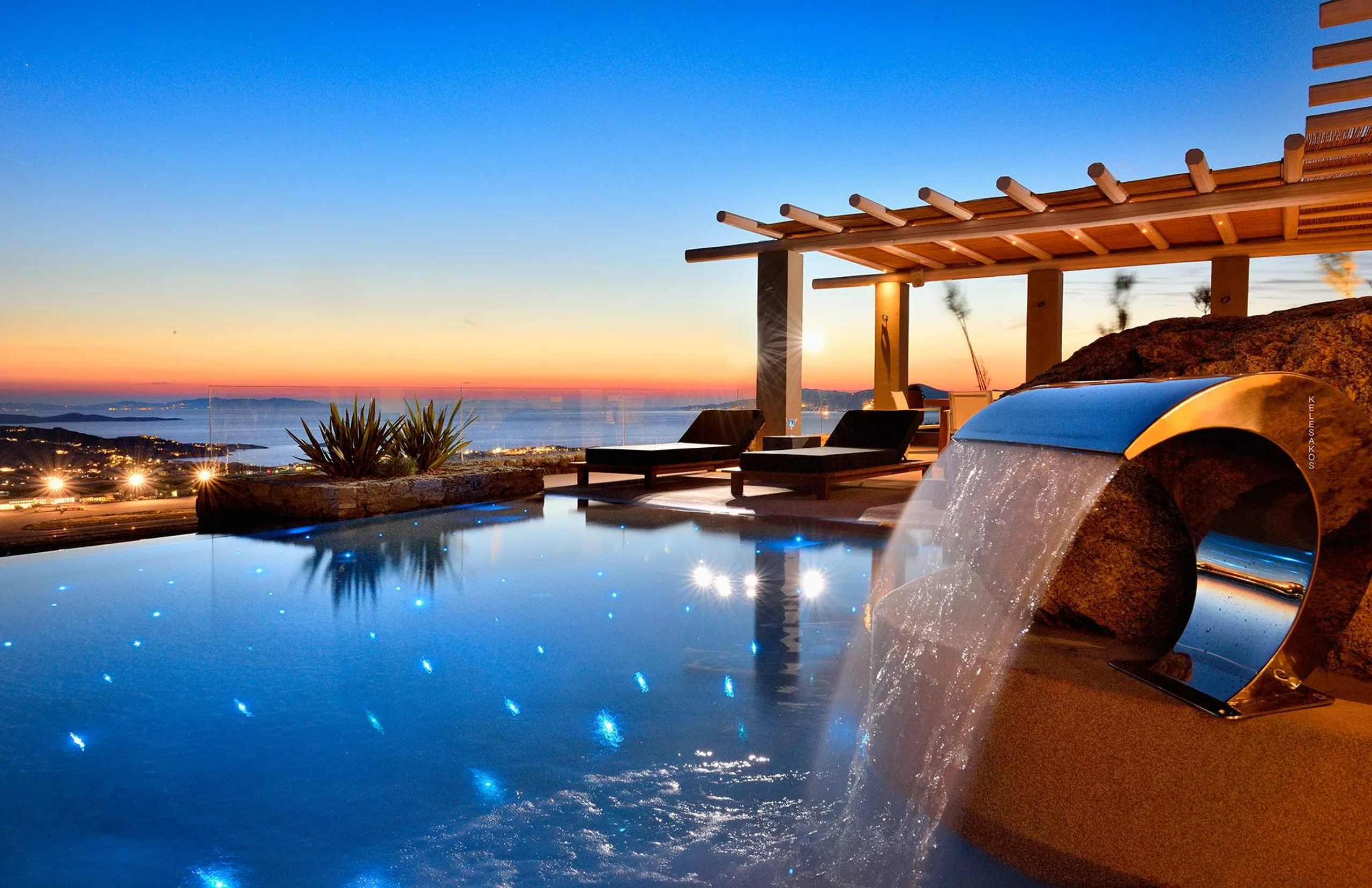 Majestic Oceanview Villa in Mykonos with Waterfalling Pool — photograph 4