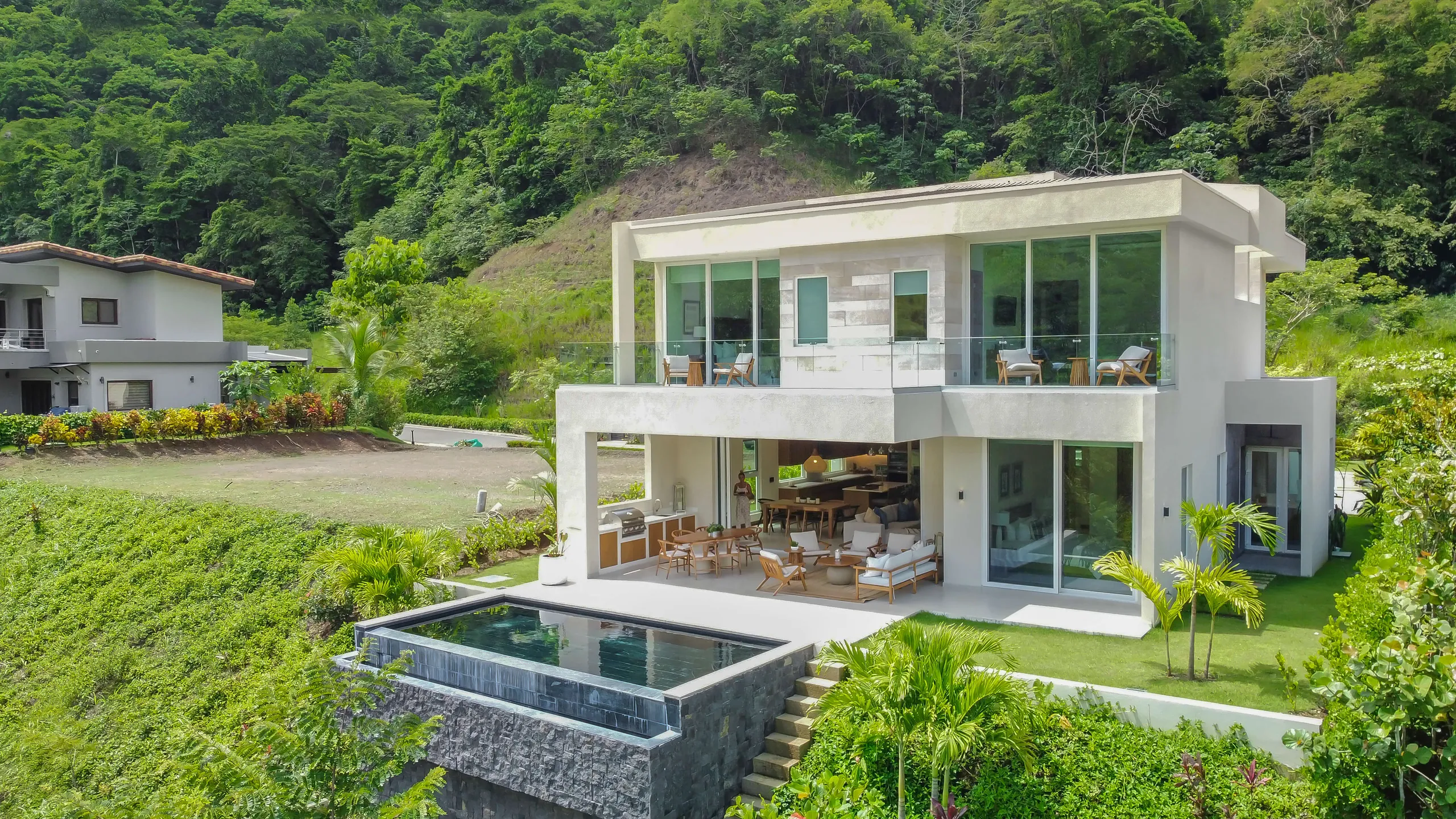 Elegant Costa Rican 4-Bedroom Villa with Private Pool, Tropical Views and Beach Club Access — photograph 2