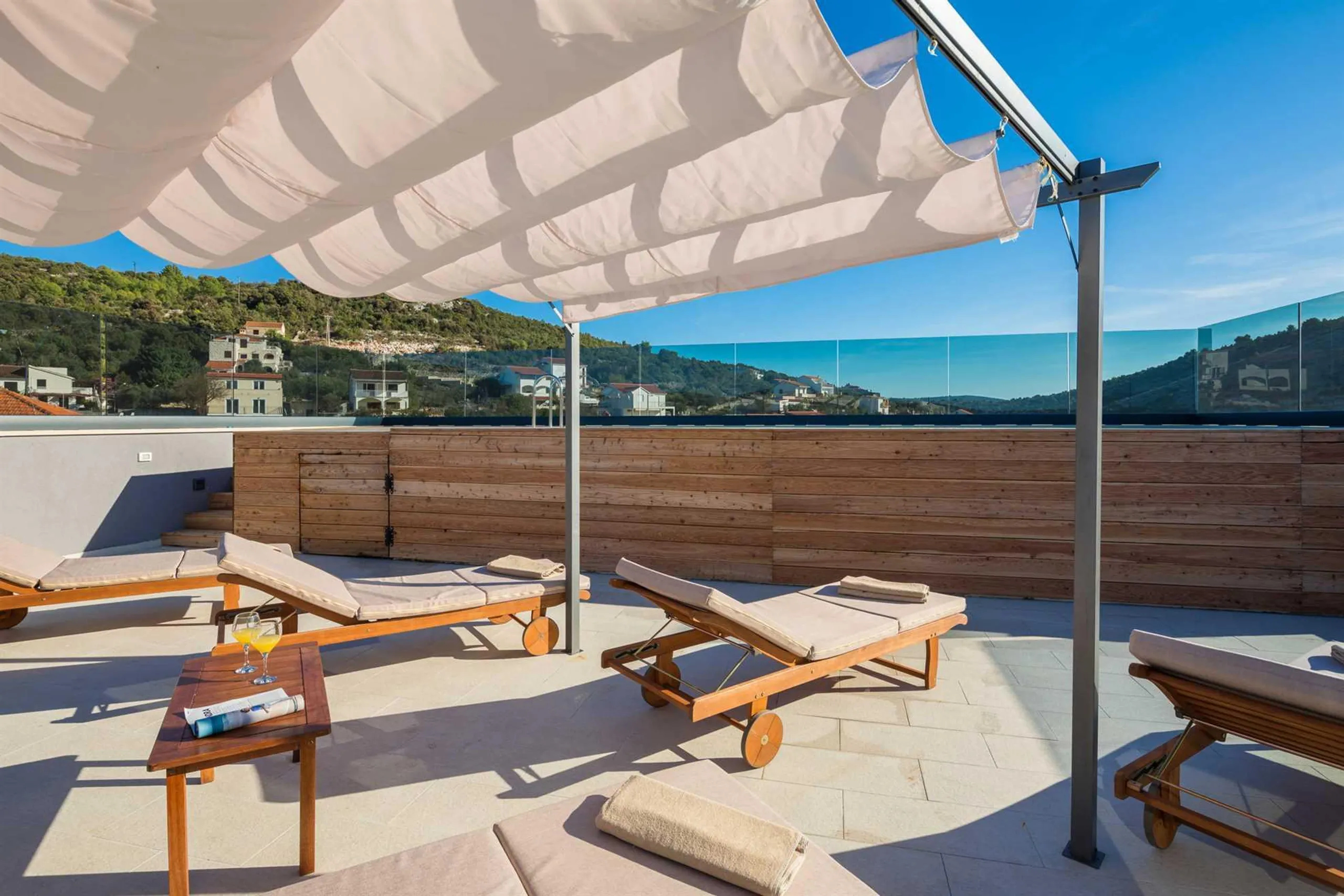 Beachfront Villa with Private Pool and Views of Crystal Clear Waters — photograph 8