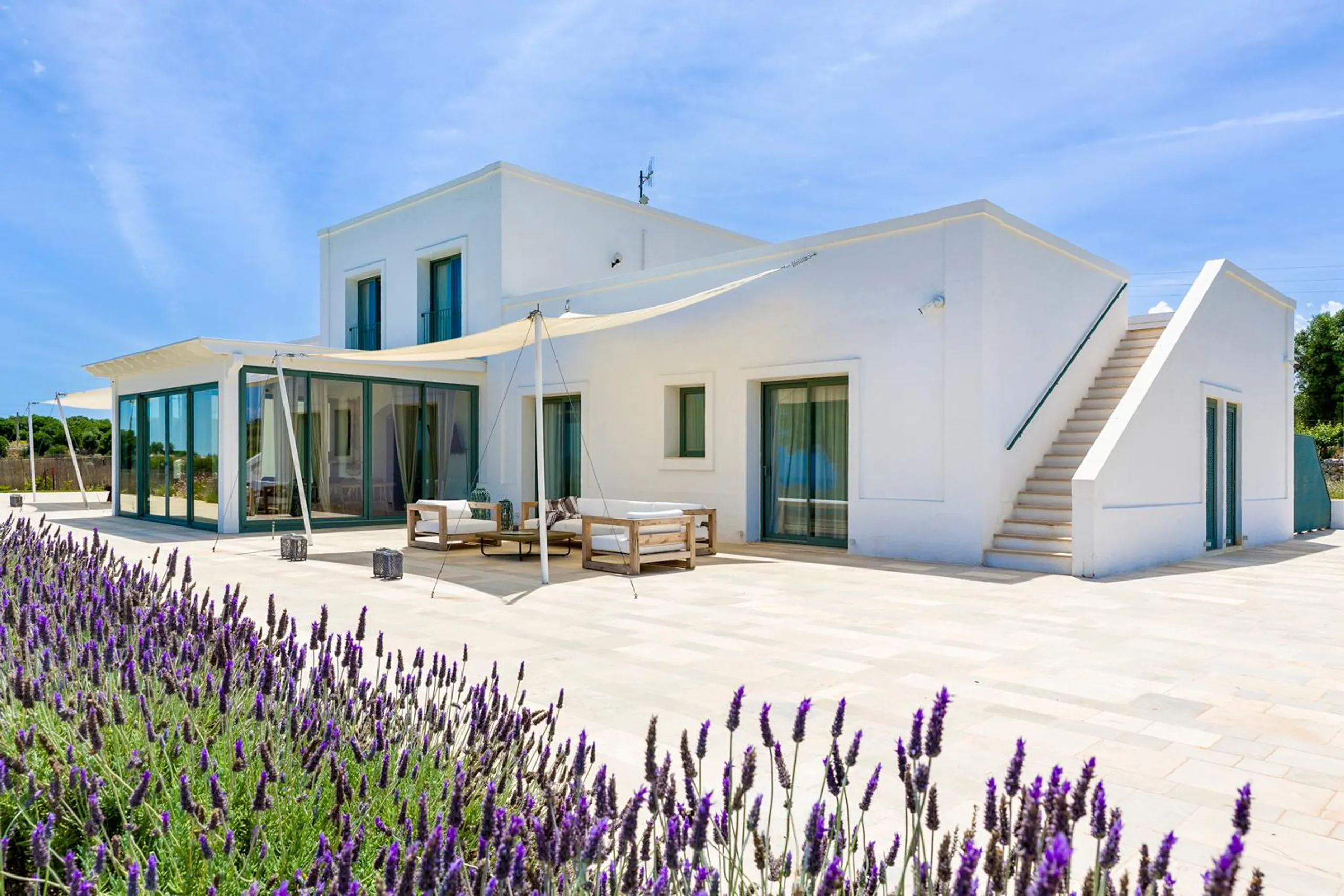 Spectacular Contemporary Villa with Private Pool and Garden Views — photograph 10
