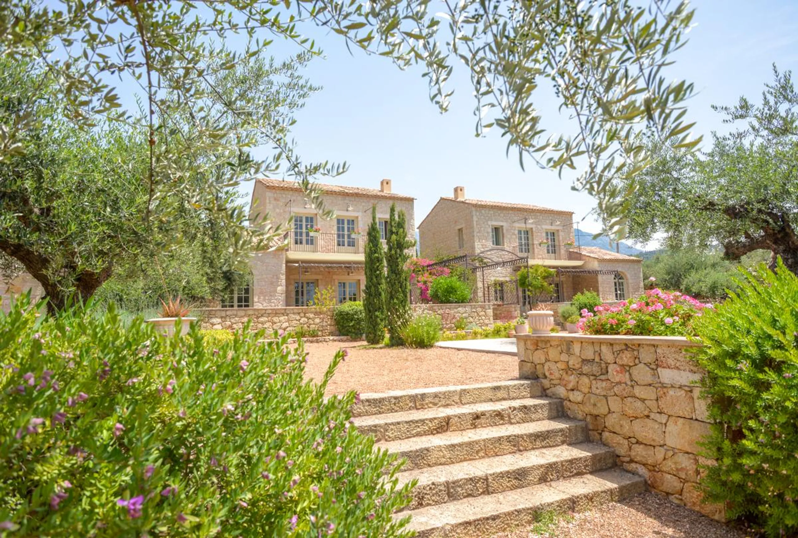 Exquisite 5-Bedroom Villa with Private Pool and Stunning Mediterranean Views — photograph 4