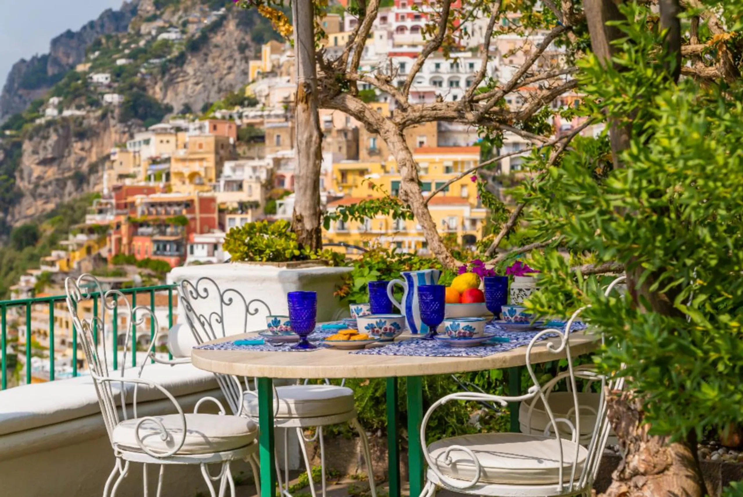 Enchanting Cliffside Villa with Terrace and Coastal Views — photograph 2