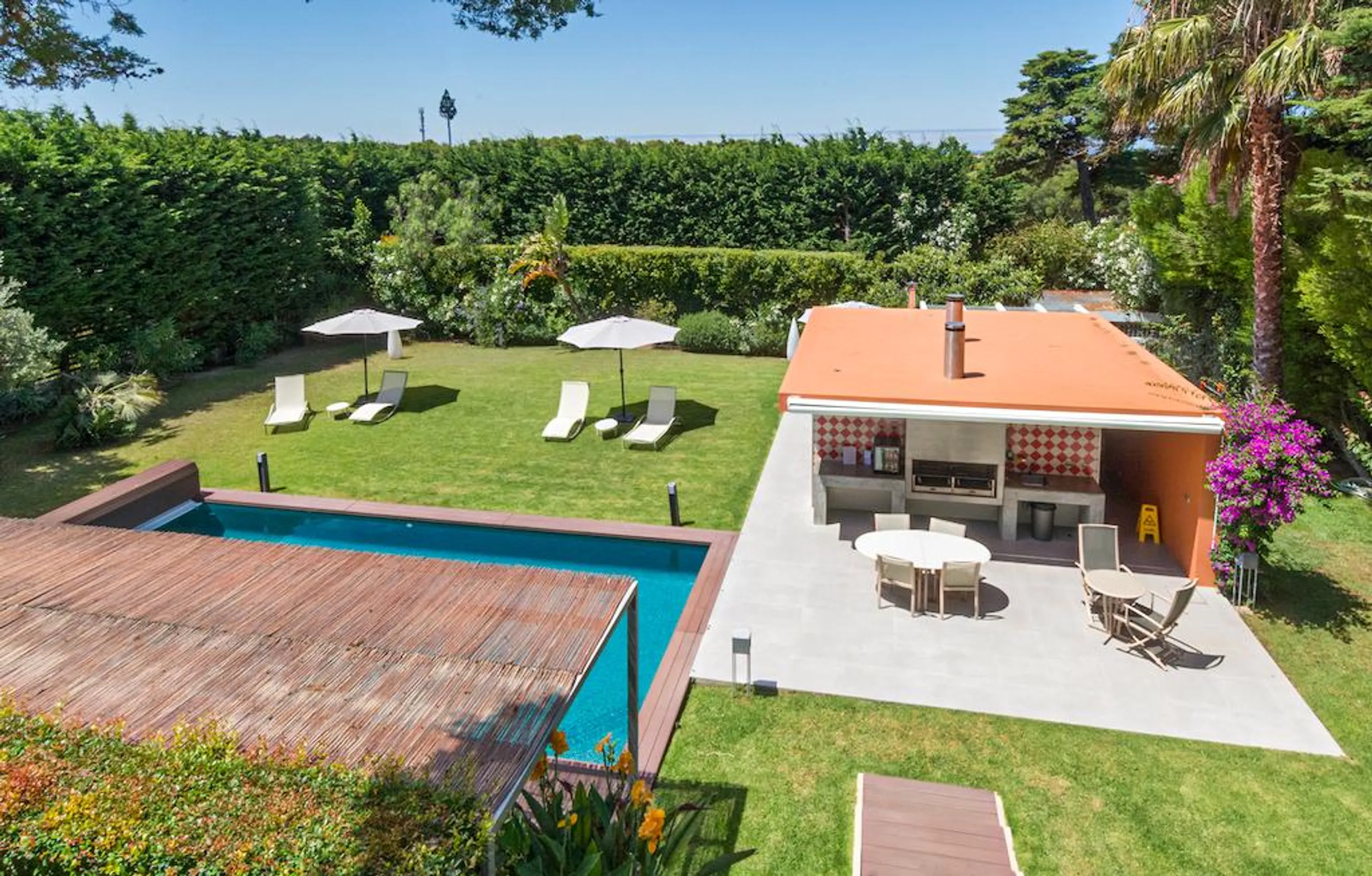 Plush and Inviting Villa with Private Pool and Gardens — photograph 9