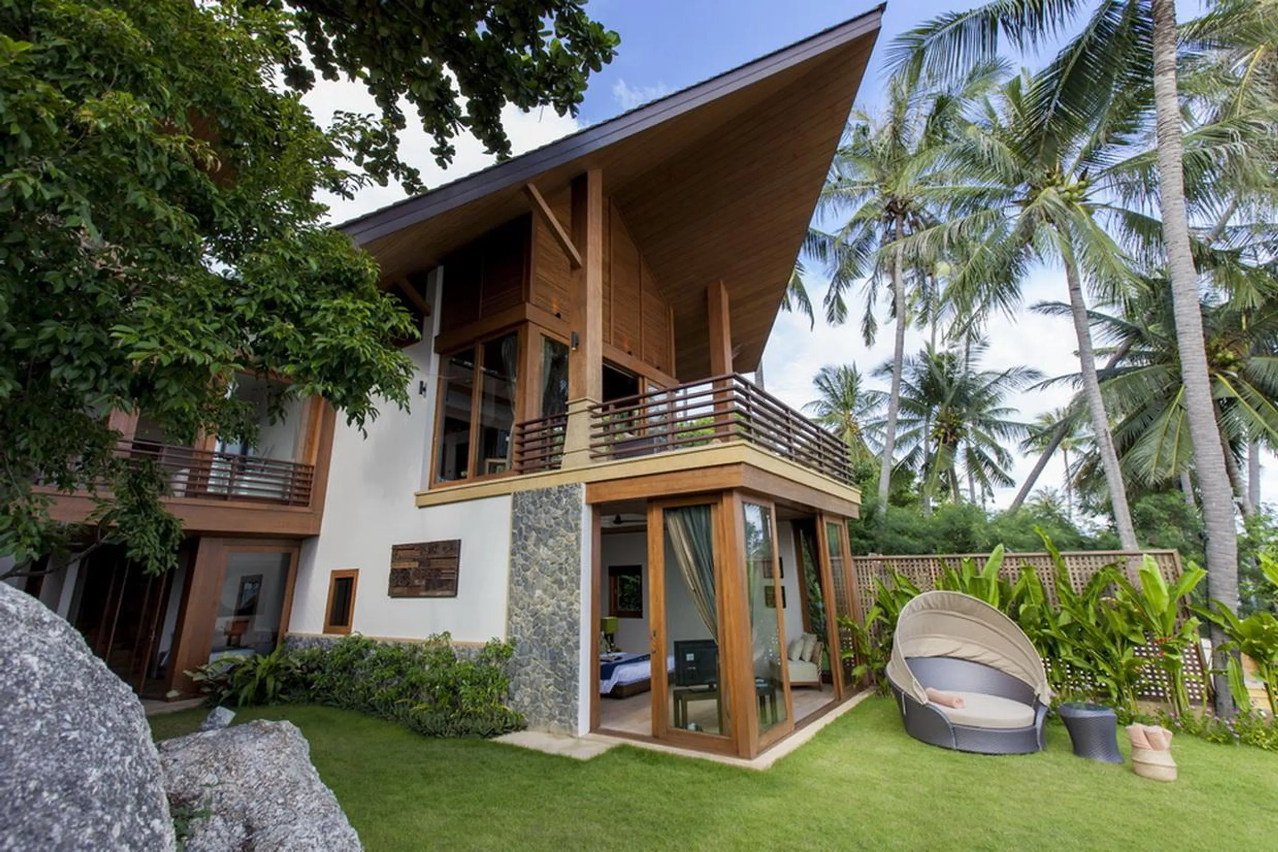 Imposing Modern Tropical Home with Private Pool and Stunning Sea Views — photograph 3