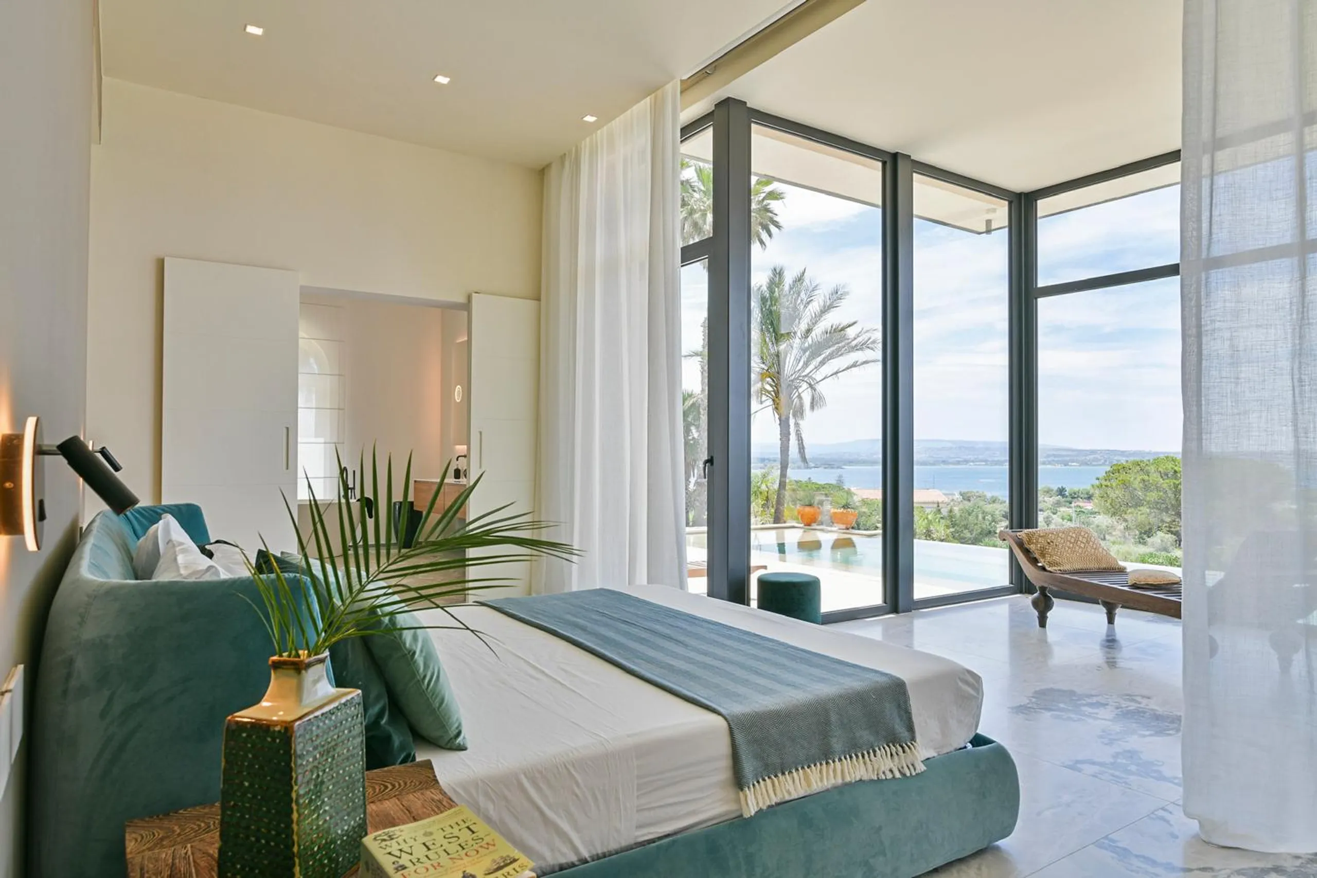 Chic Sicilian Villa with Private Infinity Pool and Scenic Terraces — photograph 10