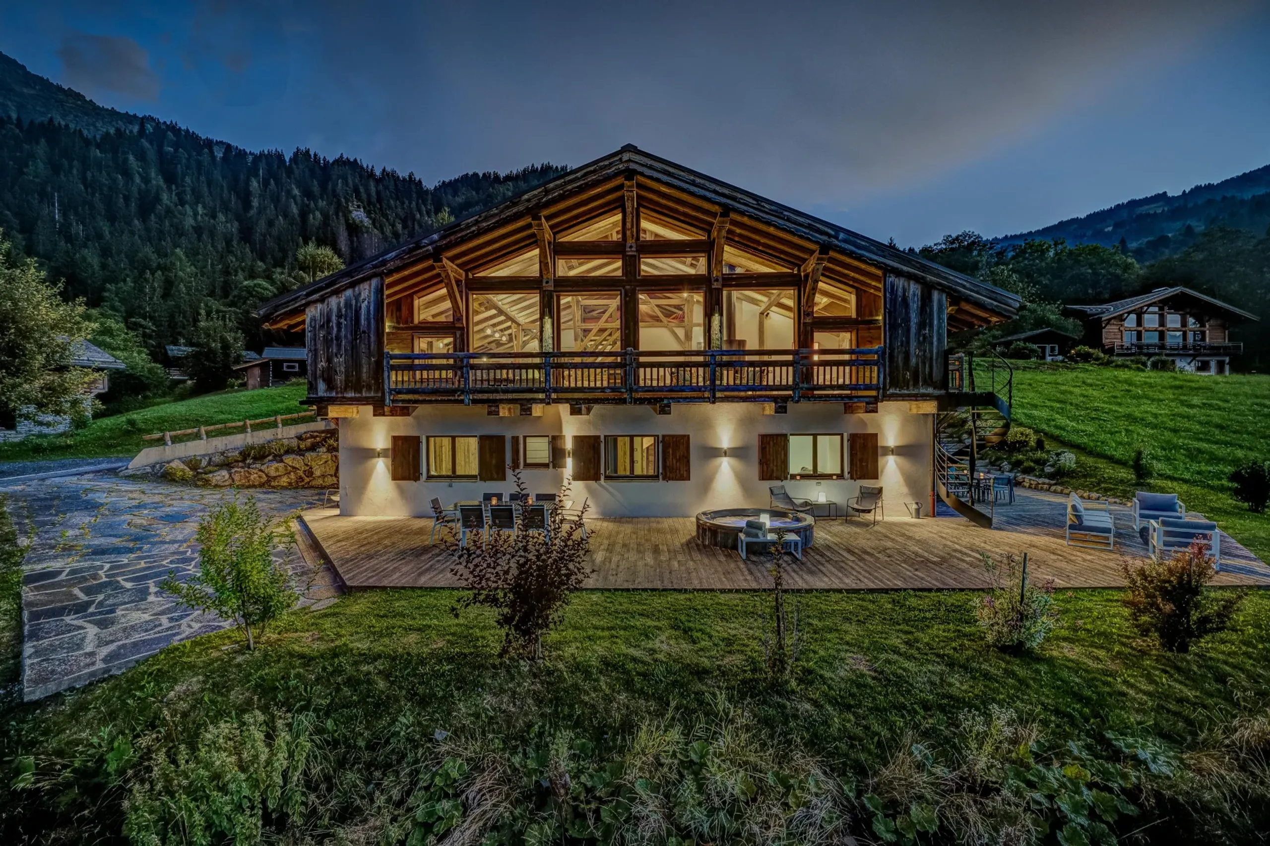 Historic Ski-In/Ski-Out Farmhouse with Spa, Jacuzzi, and Panoramic Mont Blanc Views, Les houches