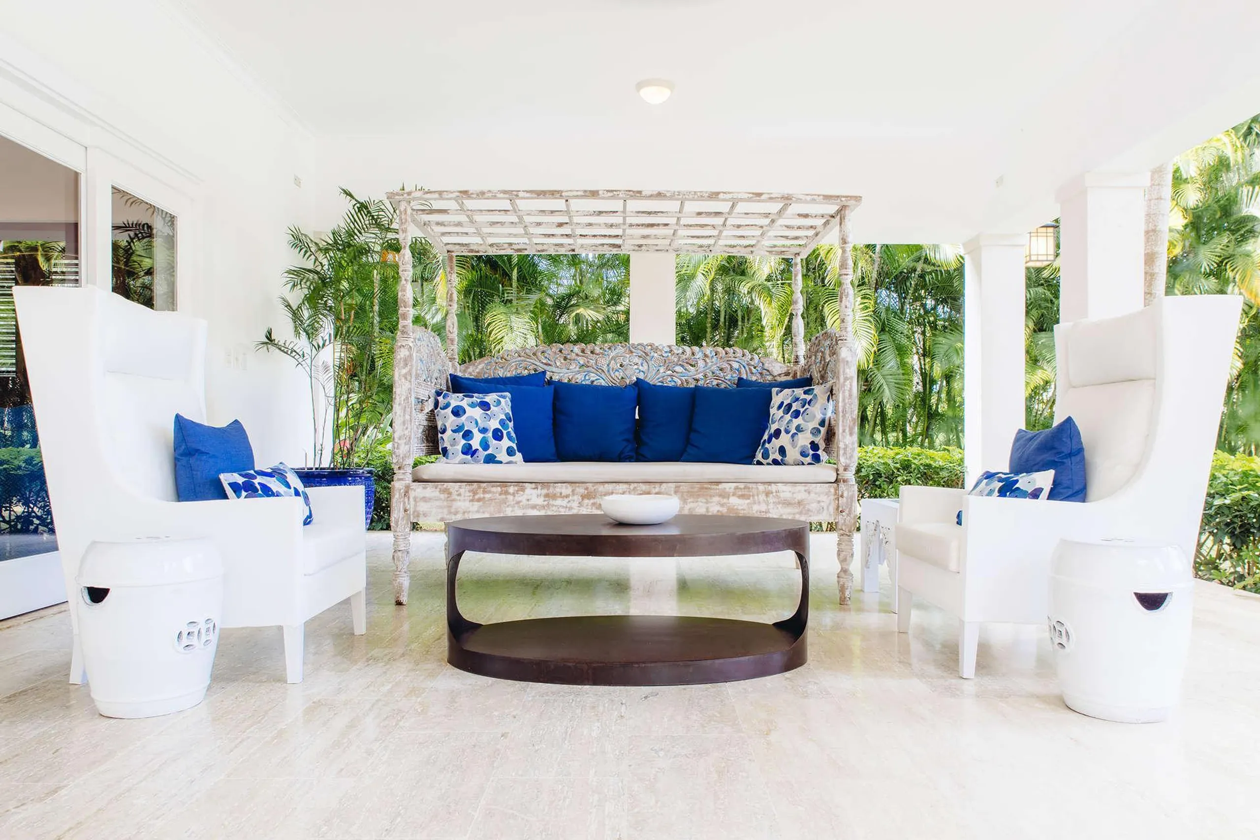 Elegant Two-Story Villa with Private Pool and Golf Course Views — photograph 4
