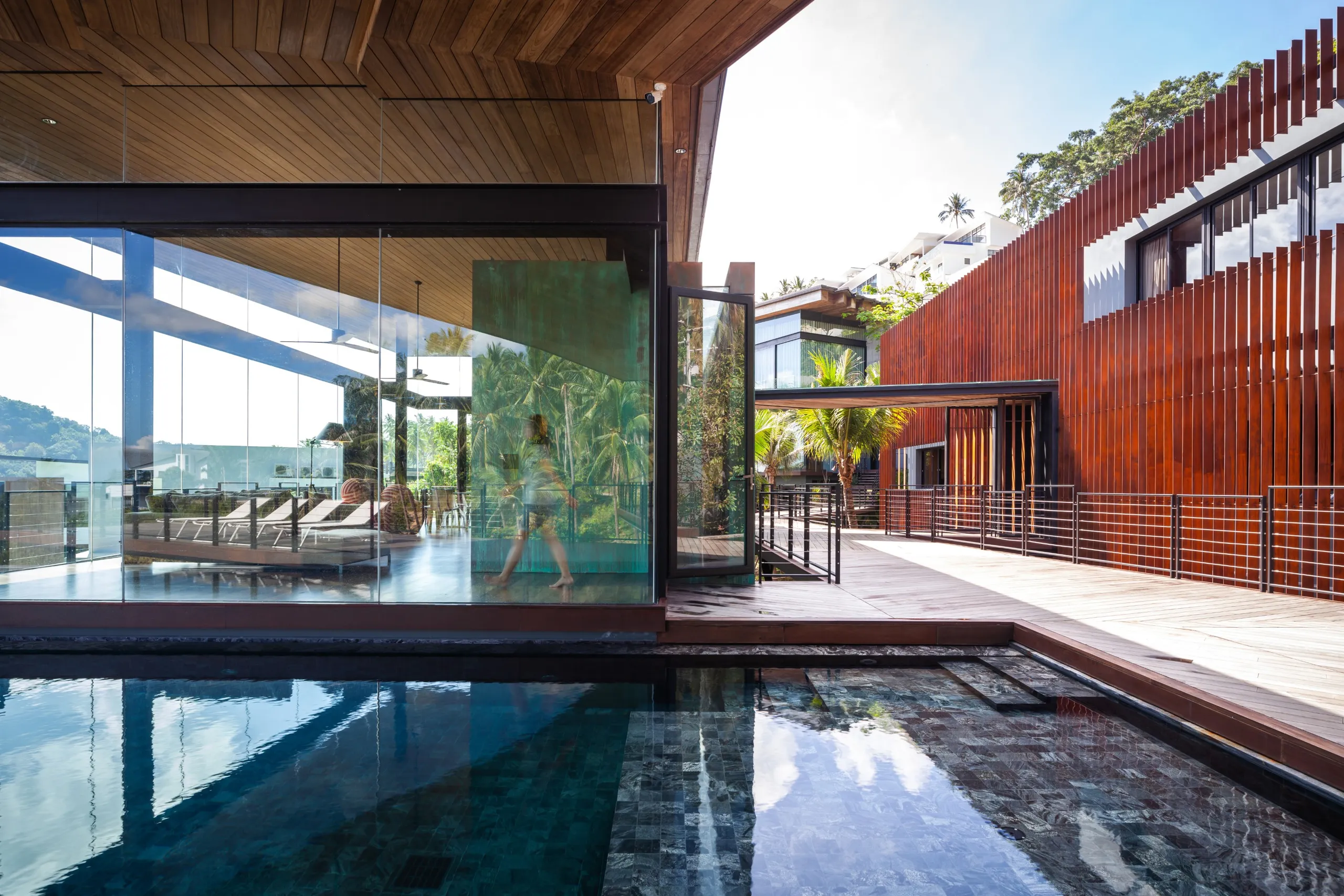 Modern Tropical Villa with 17-Meter Saltwater Infinity Pool and Panoramic Background — photograph 4