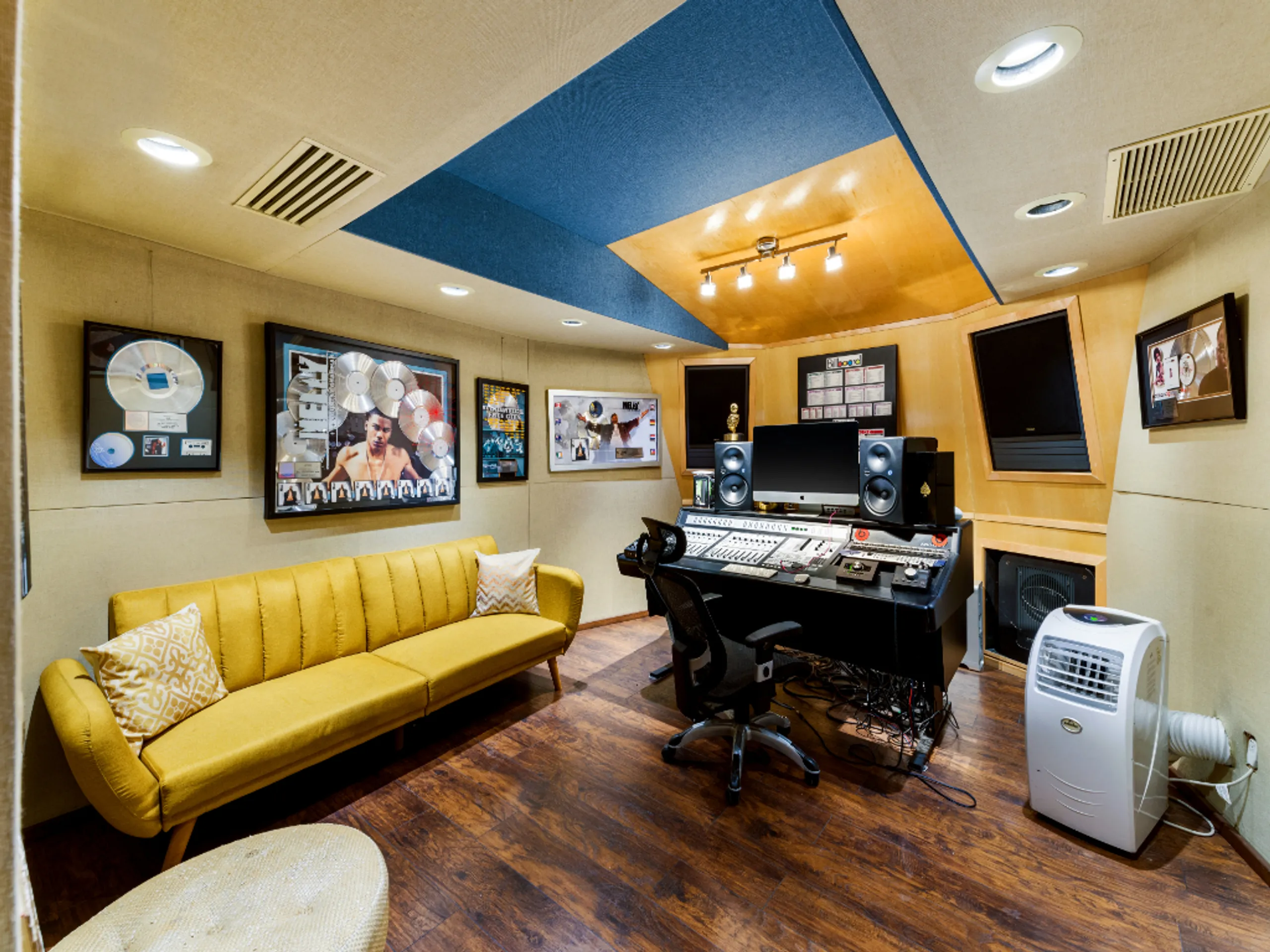 Majestic 12,000 Sq.Ft. Tuscan Estate with Pool, Spas & Recording Studio — photograph 11