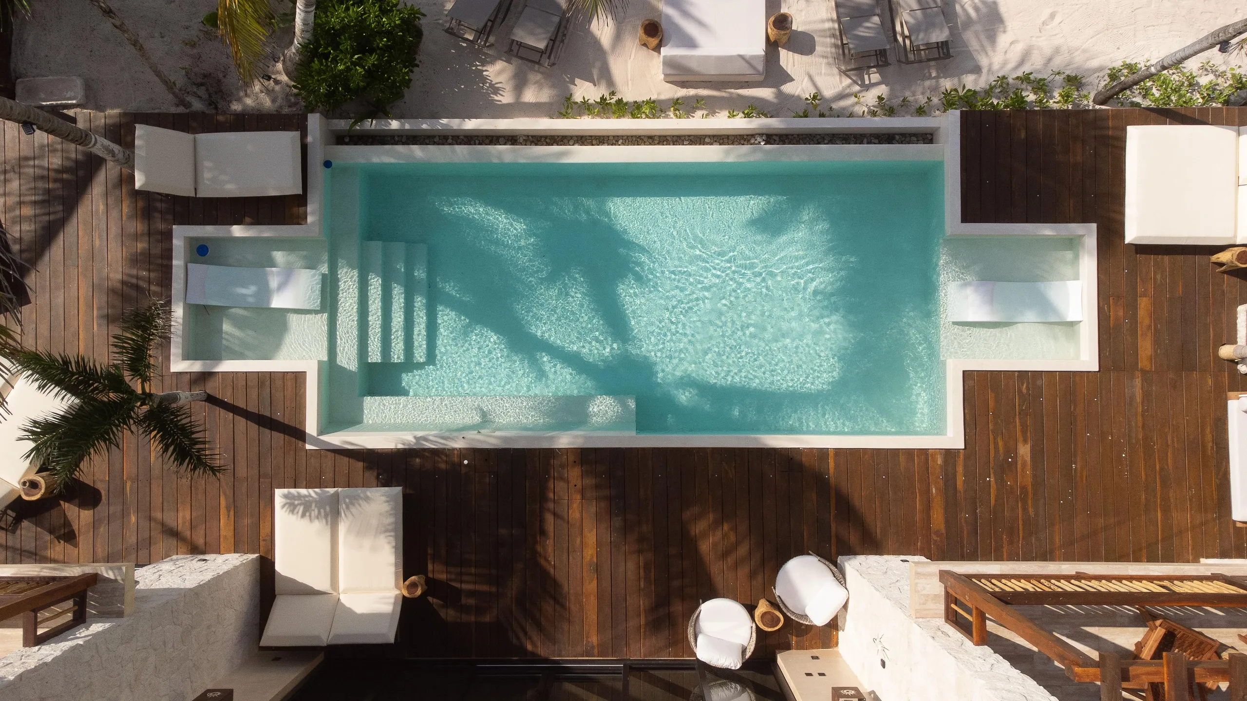 Beautiful Beachfront Estate with Infinity Pool and Ocean Views — photograph 7