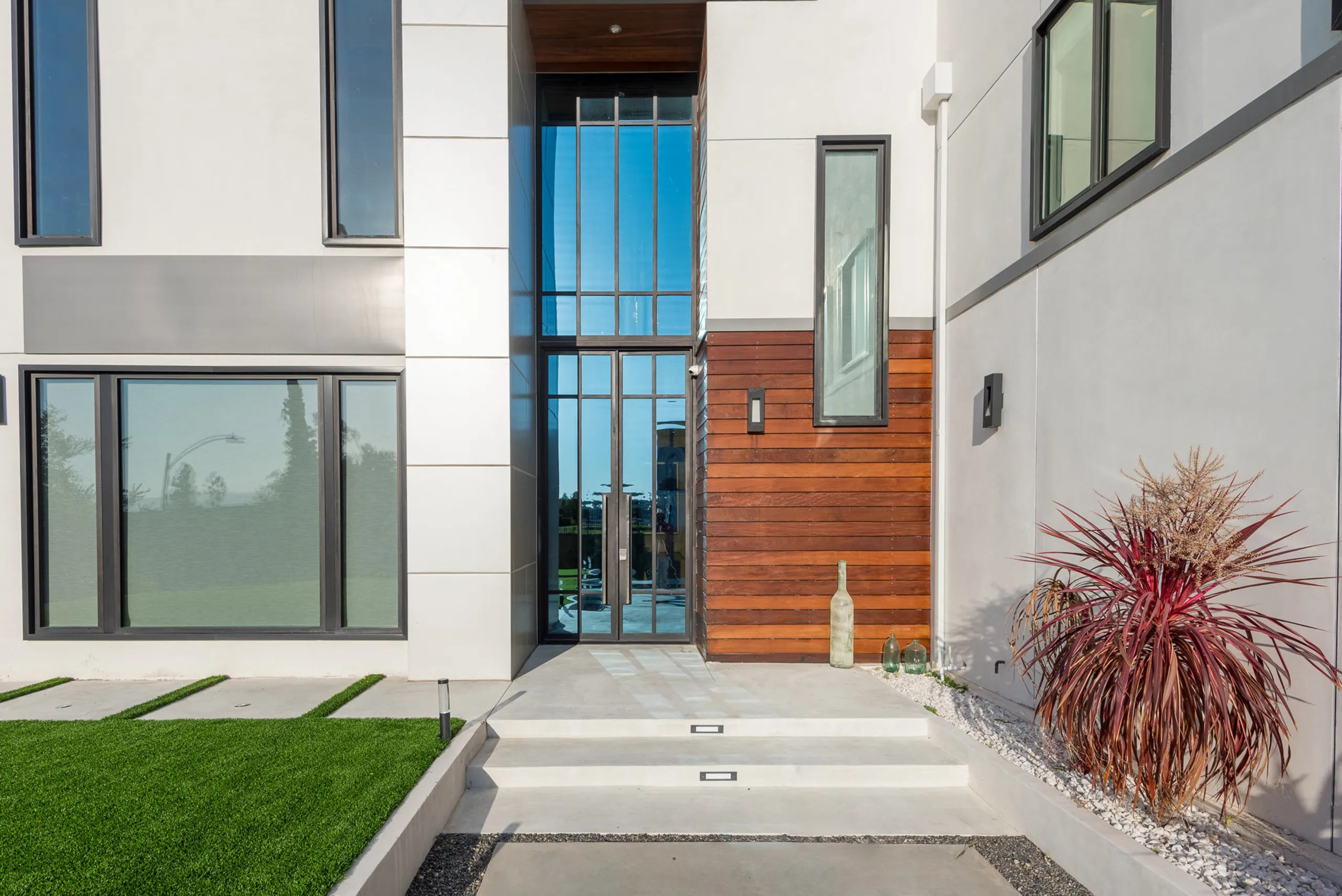 Grand Modern Tarzana Estate with with Infinity Pool, Panoramic Views & Sleek Architectural Design — photograph 10