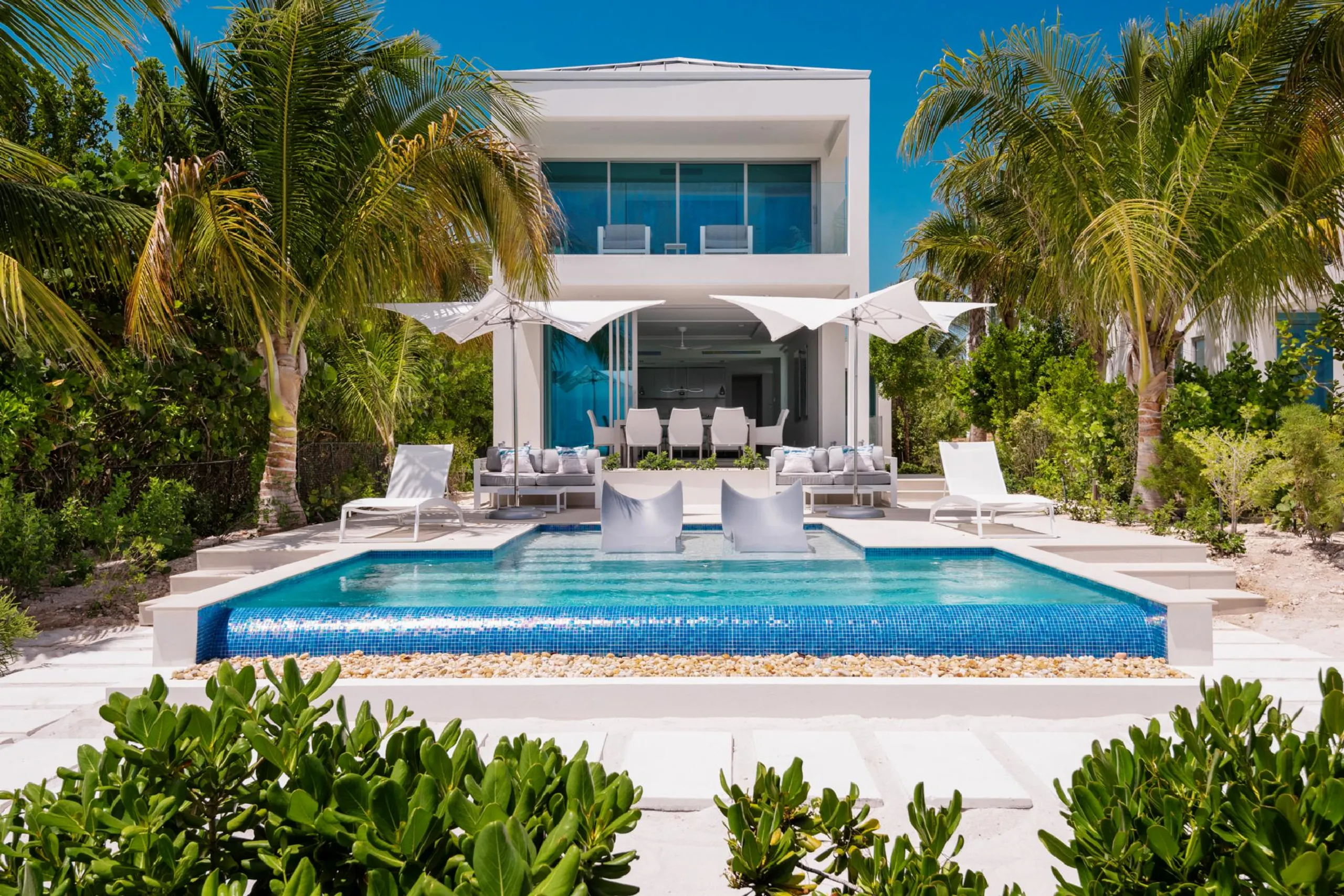 Grace Bay Beachfront Villa, Steps to the Beach with Private Infinity Pool — photograph 12