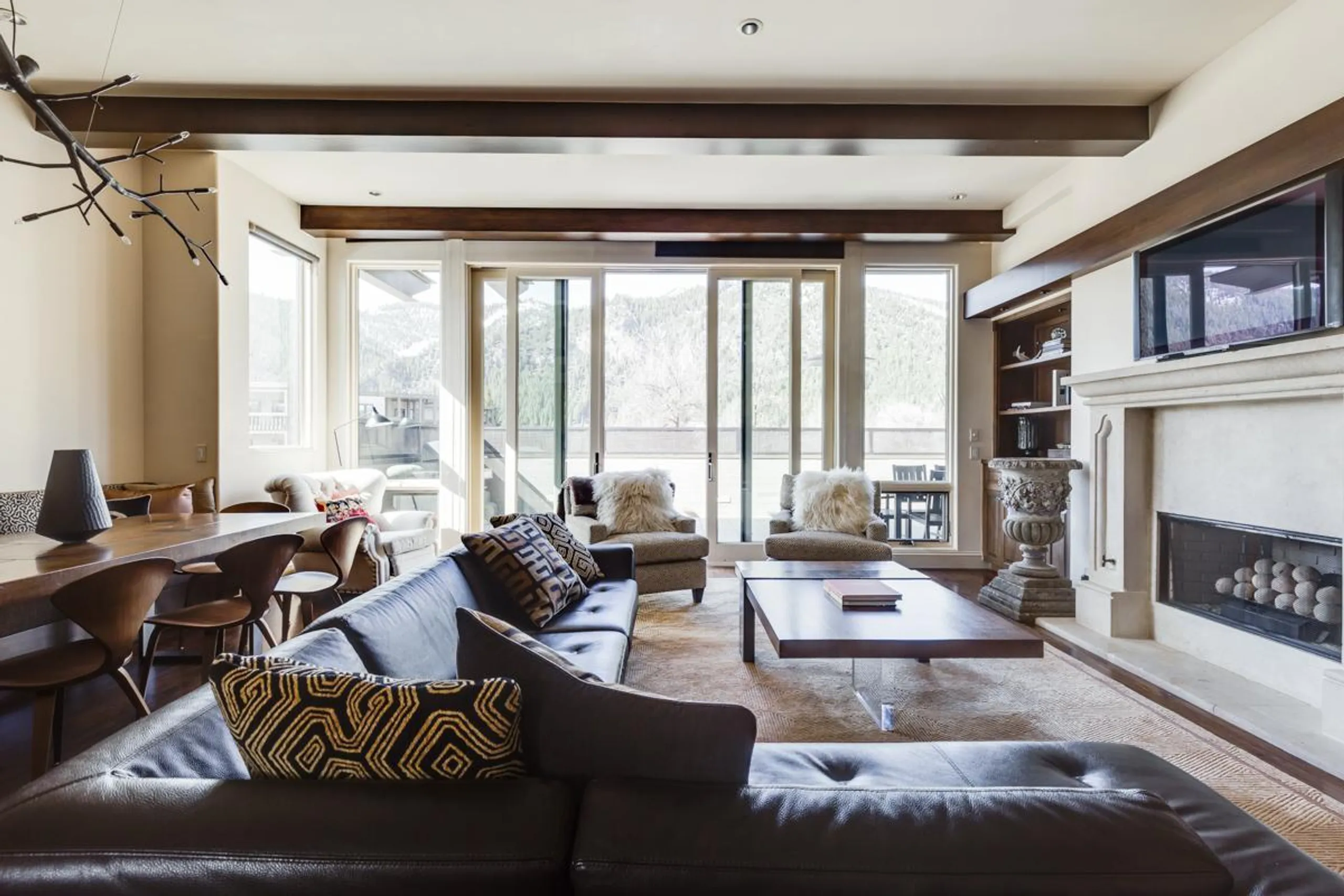 Contemporary Ketchum Condo with Fireplace and Mountain Views — photograph 6