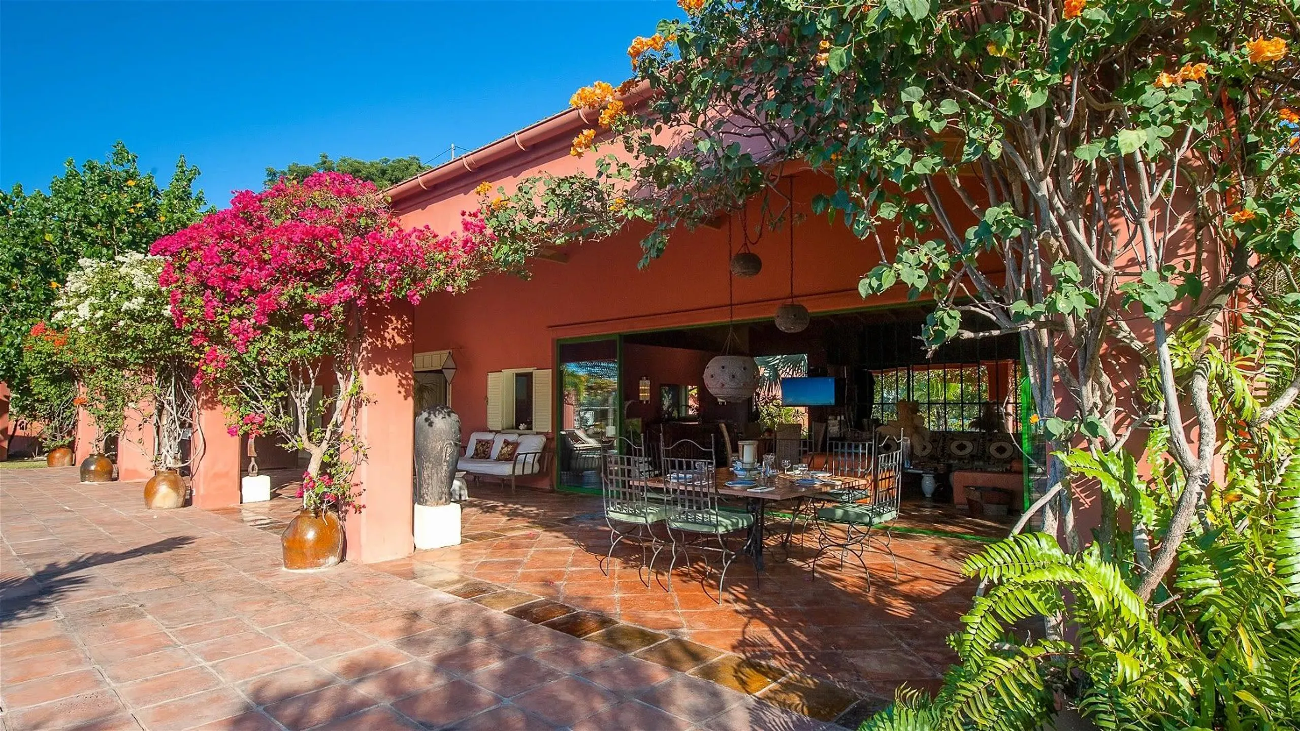 Traditional Tropical Villa with Invigorating Pool — photograph 5
