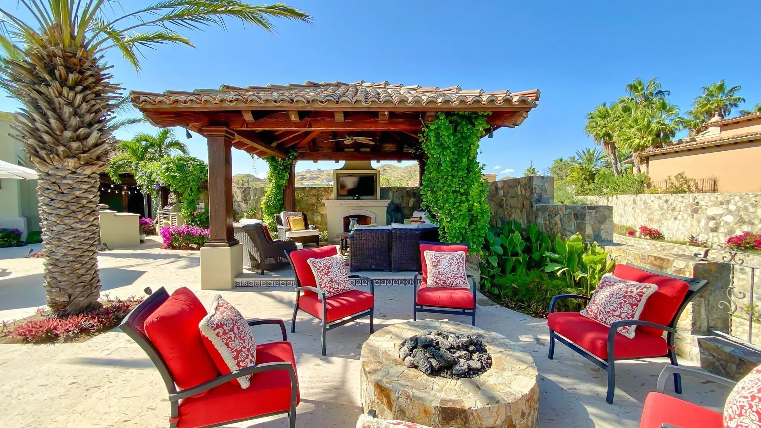 Spectacular Seaside Escape with Infinity Pool and Ocean Views — photograph 2