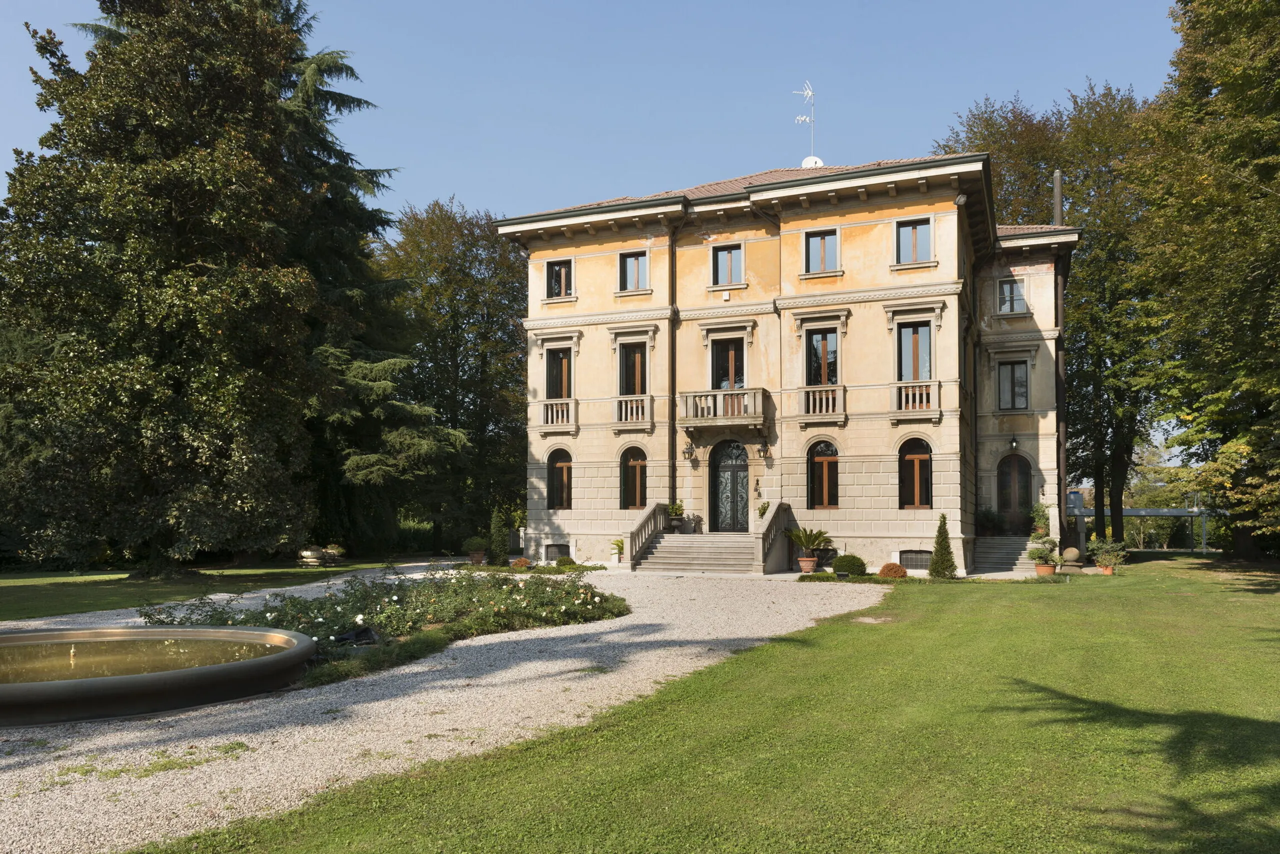 Classic 20th-Century Villa with Garden and Park near Venice, Saonara