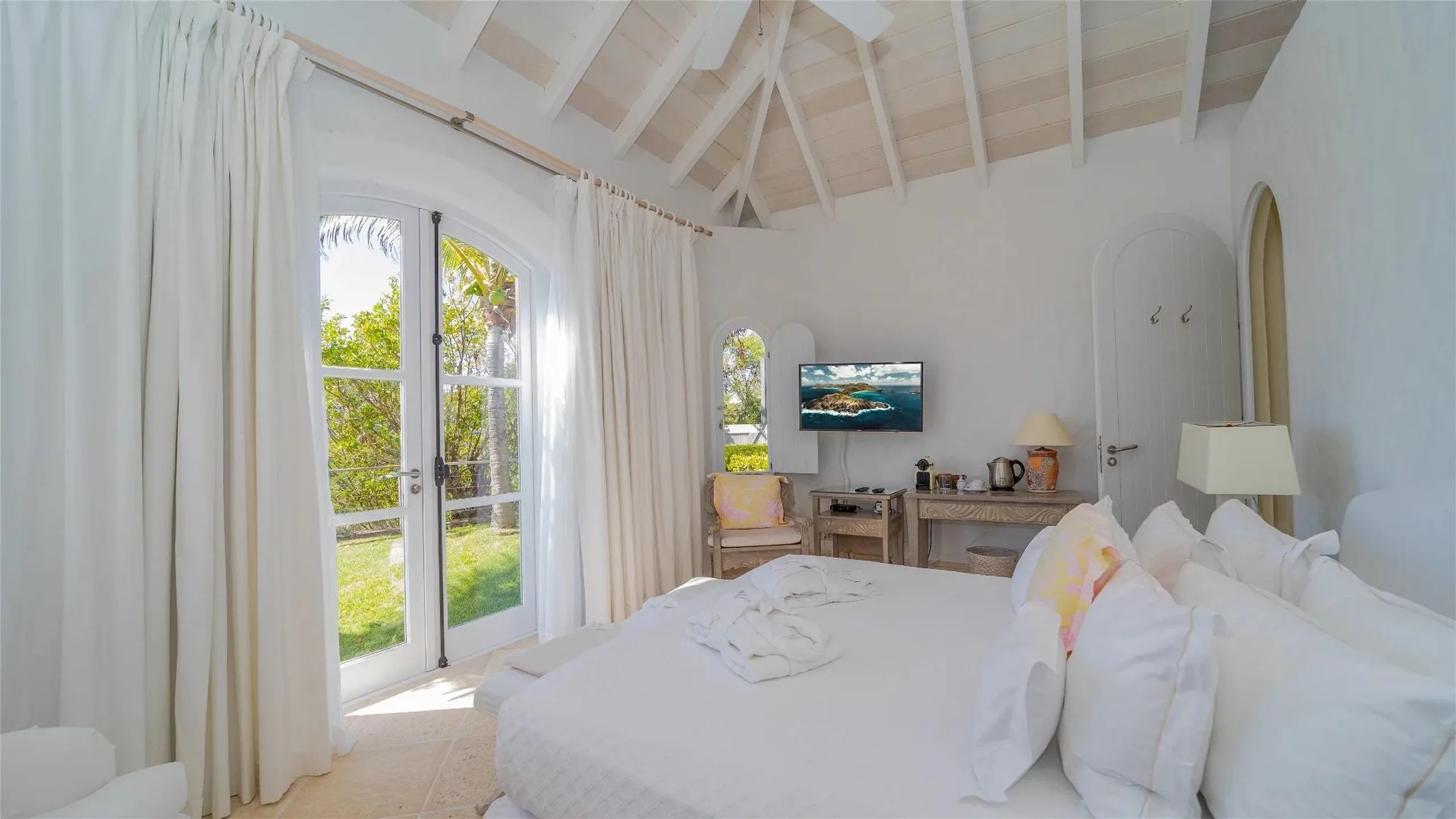 Bright Villa With View Of Sparkling Ocean — photograph 9