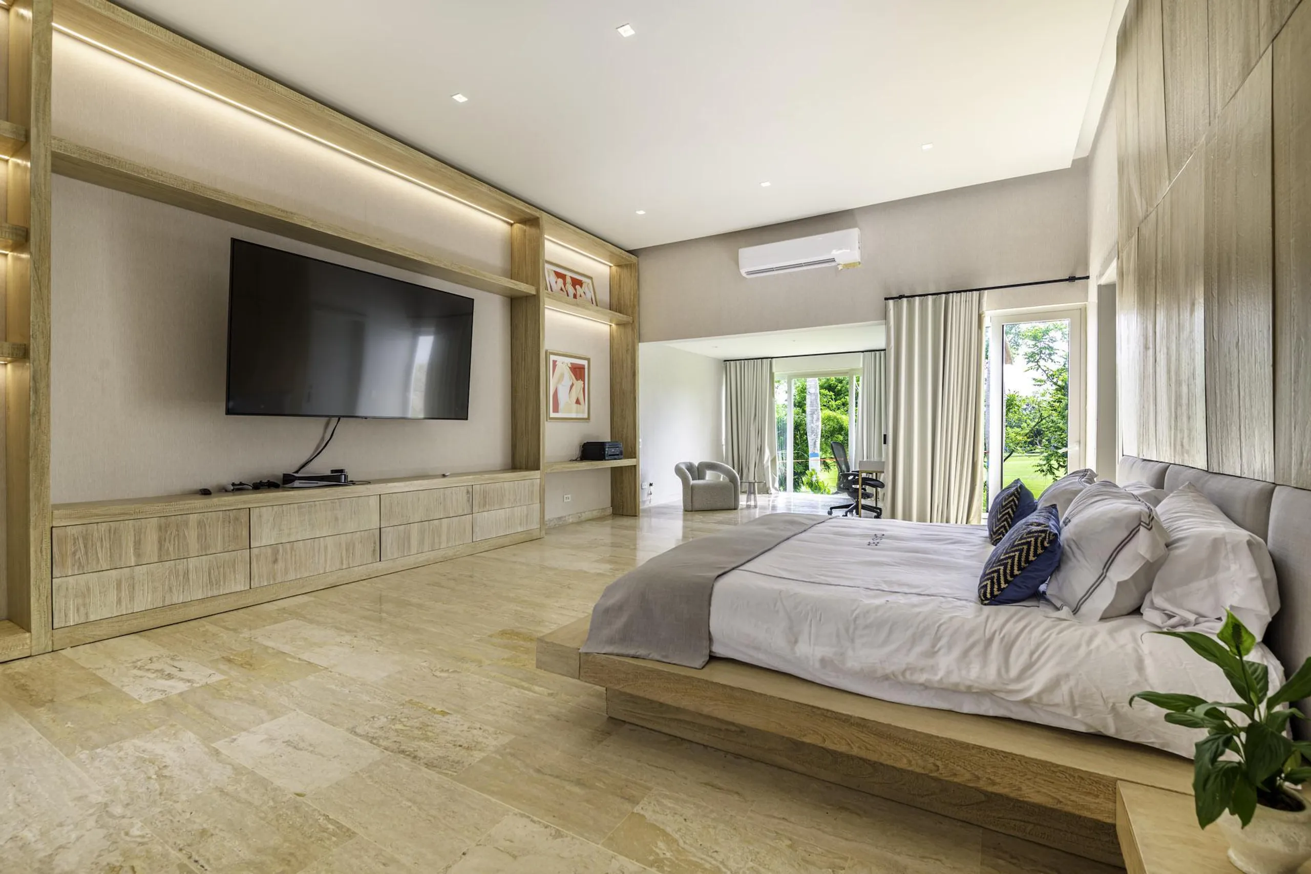 Enchanting Modern Villa with Private Pool, Terrace and 270-Degree Golf Course Views — photograph 9