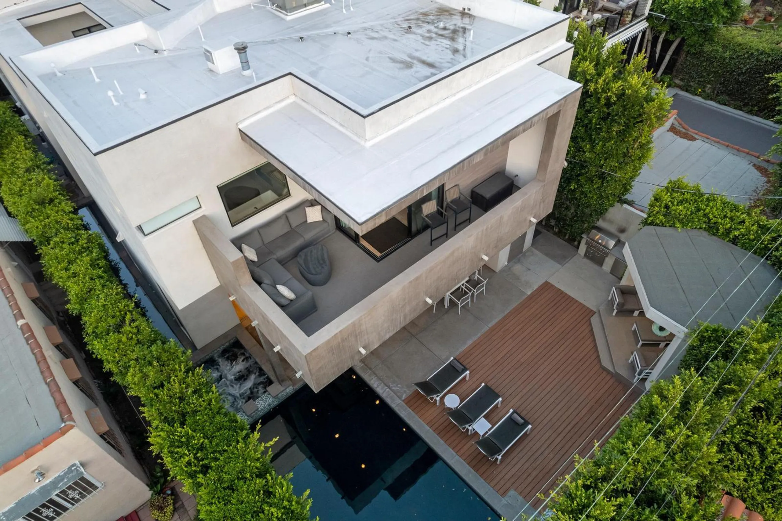 Modern Contemporary Luxury Estate with Pool and Hot Tub — photograph 5