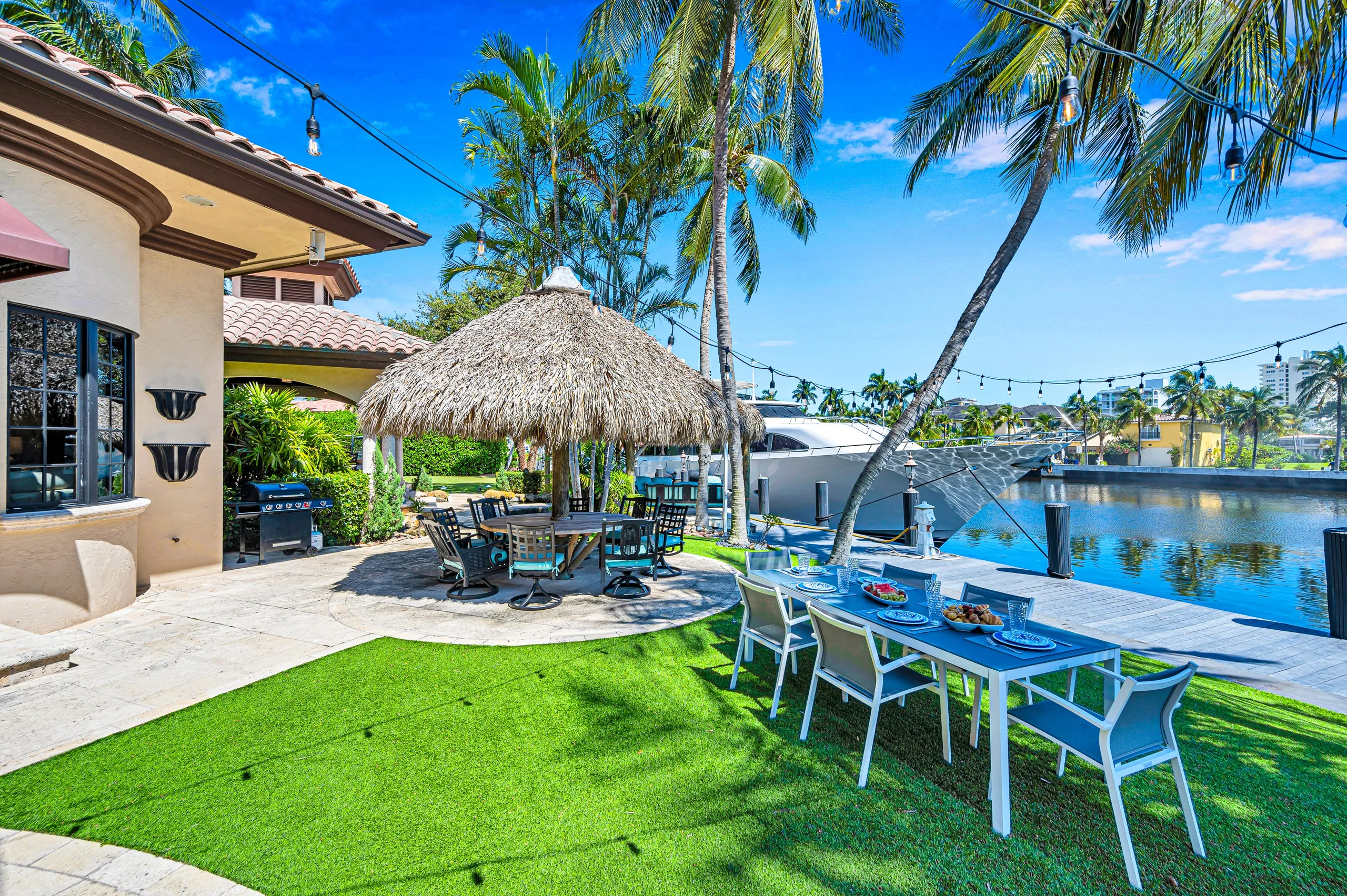 Majestic Waterfront Villa with Heated Pool, Canal View & Access — photograph 10